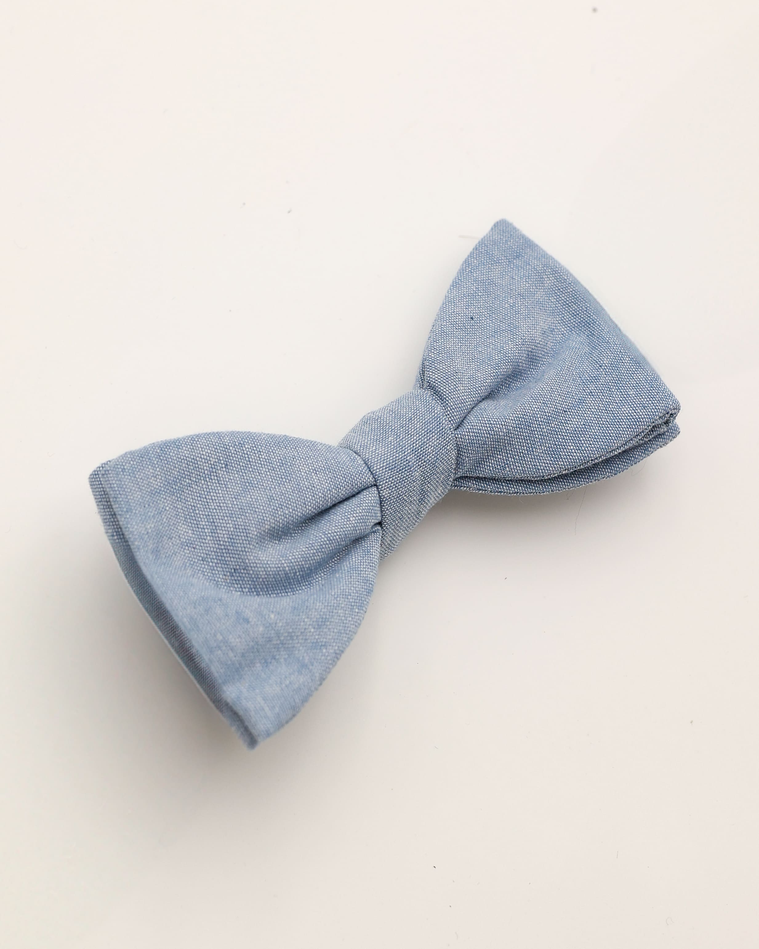 Schleife aus Leinen und Baumwolle in mittelblau liegend