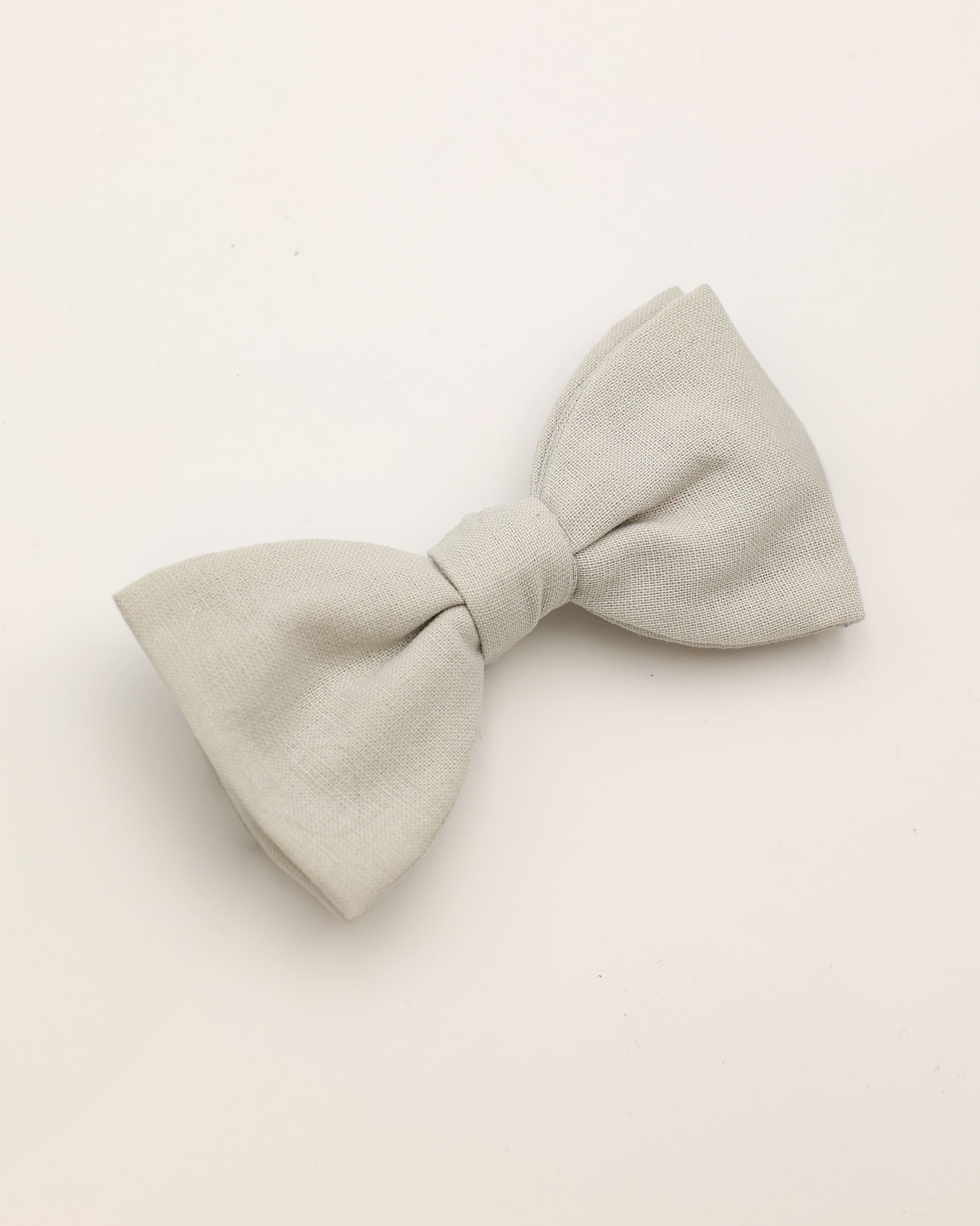 Schleife aus Leinen und Baumwolle in sandfarben liegend