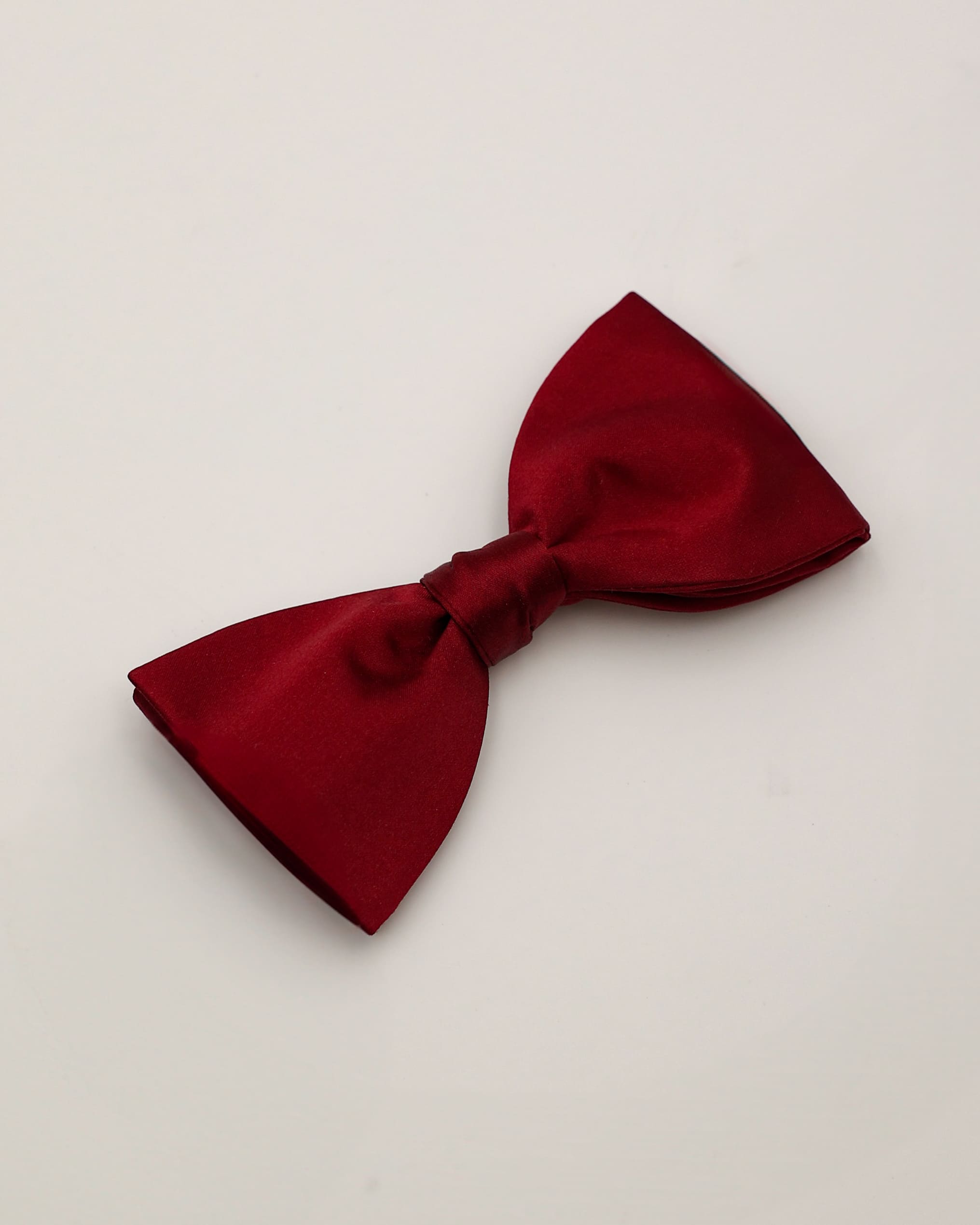Schleife aus Seide in bordeaux liegend