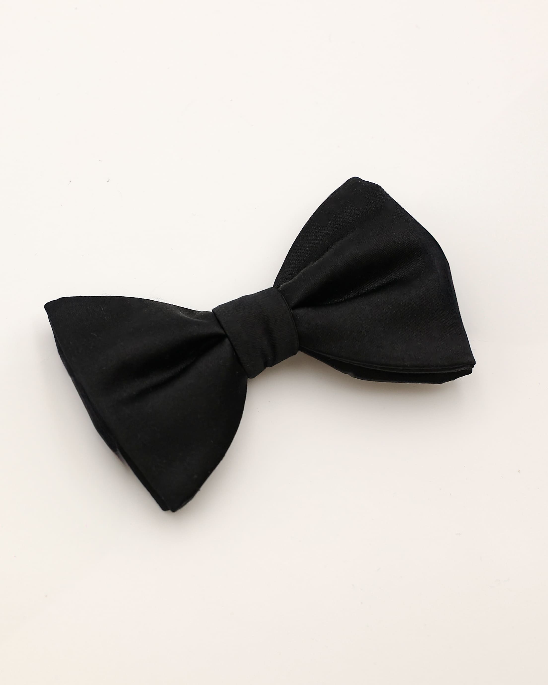 Schleife aus Seide in schwarz liegend