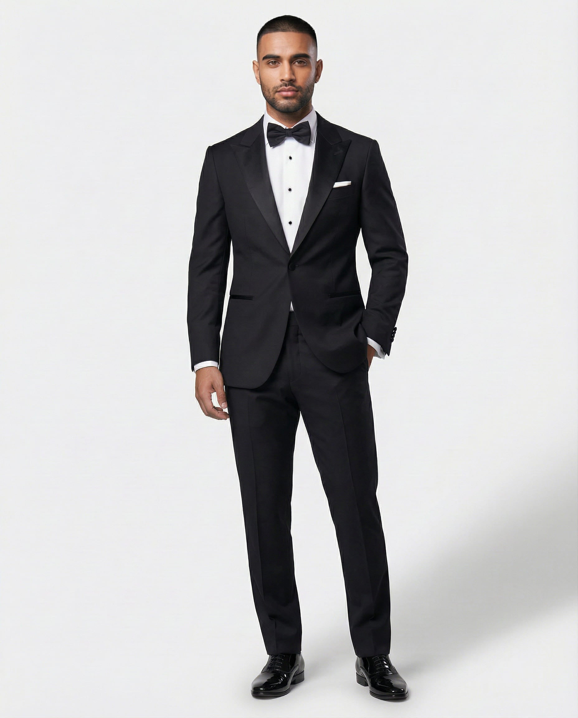 Mann im schwarzen Smoking mit Hand in der Tasche von vorne gezeigt