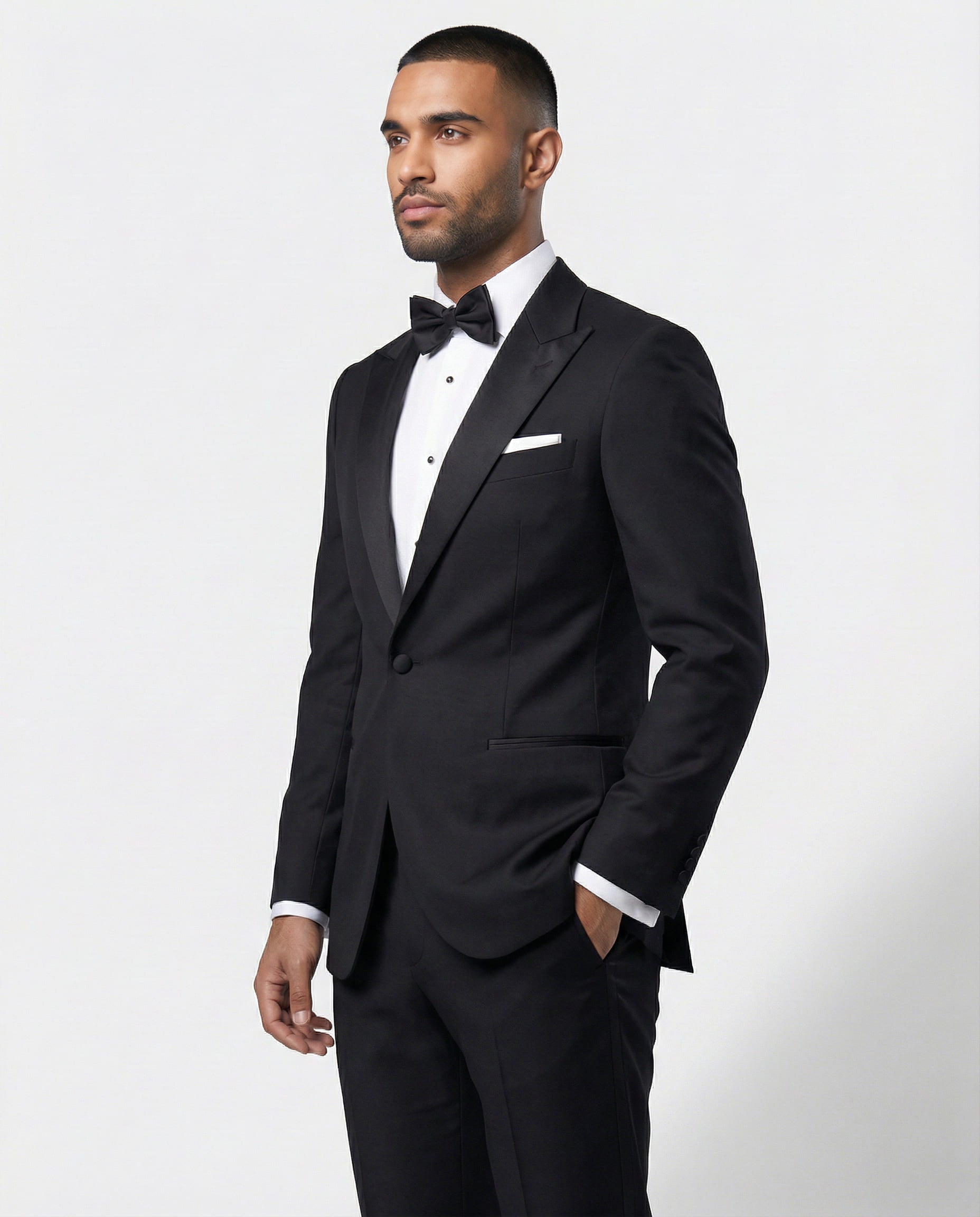 Mann im schwarzen Smoking mit Hand in der Tasche als Nahaufnahme