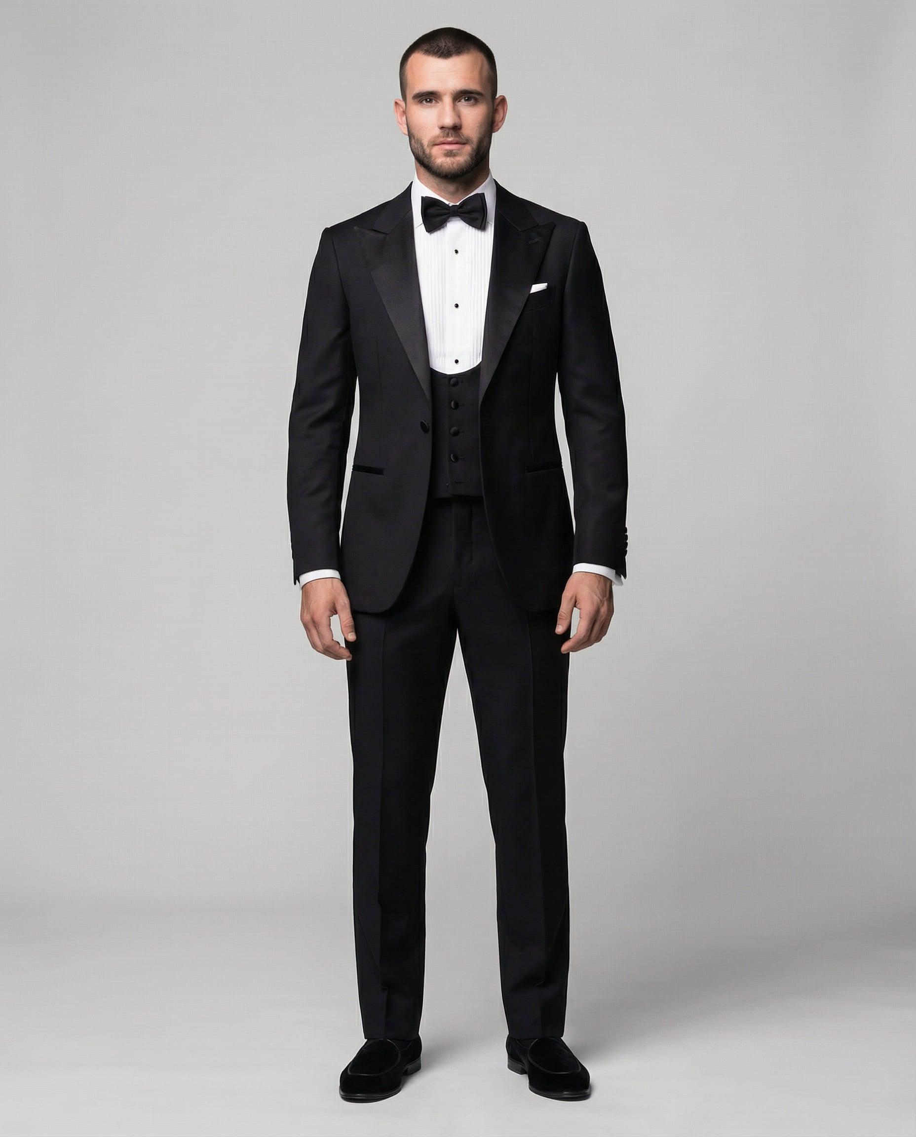 Mann im schwarzen Smoking mit Weste von vorne abgebildet