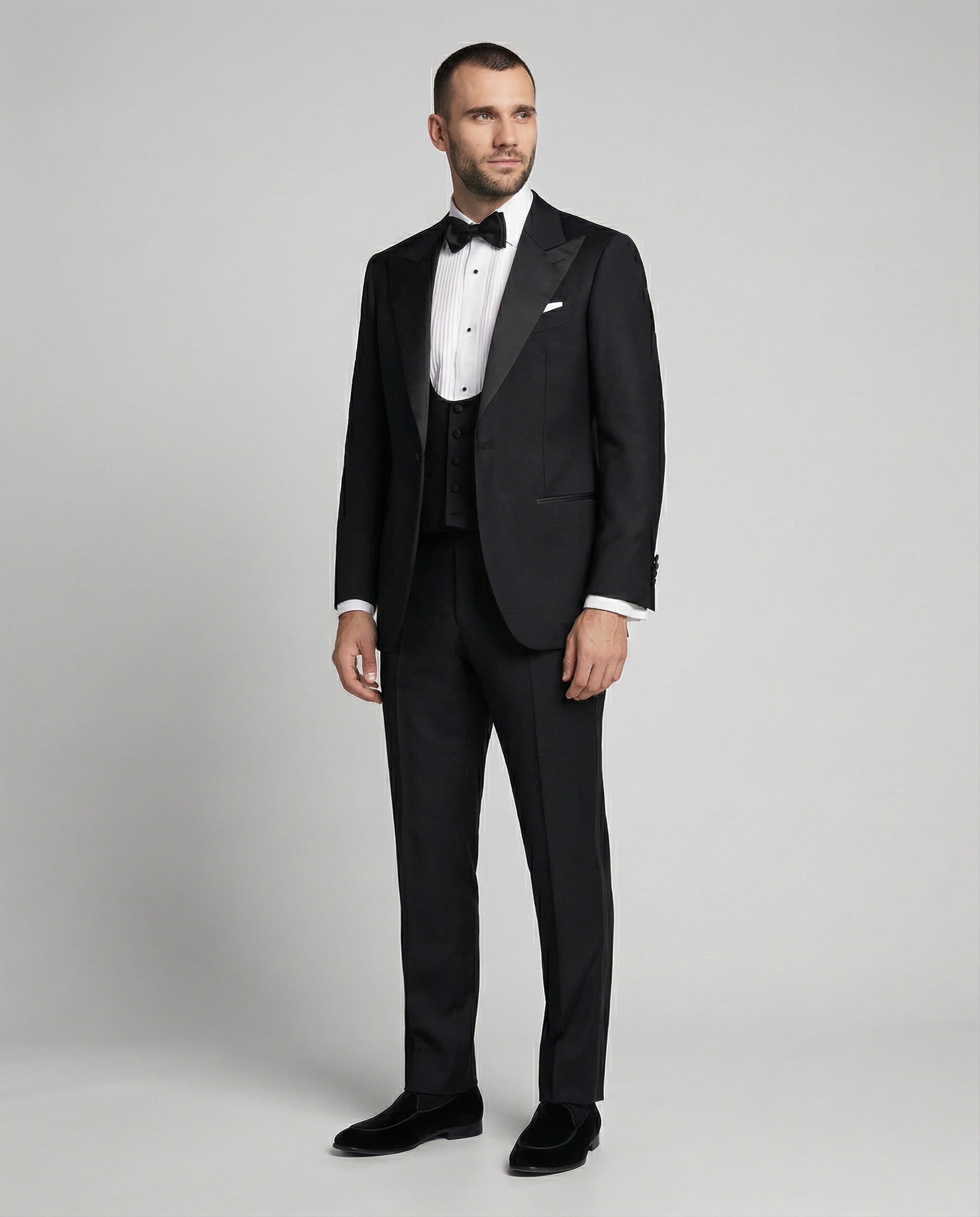 Mann im schwarzen Smoking mit offenem Sakko und Weste