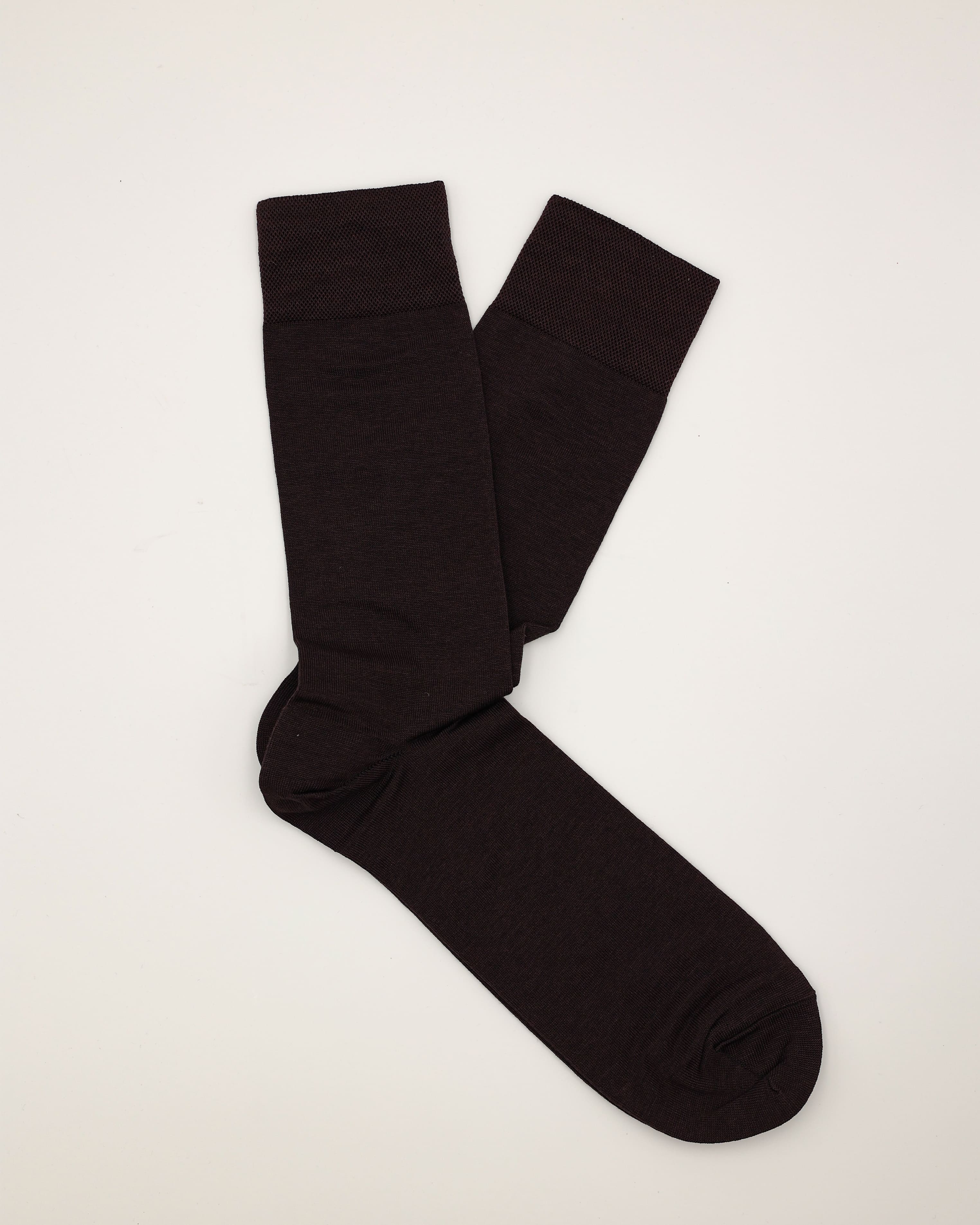 Socken in dunkelbraun glatt liegend