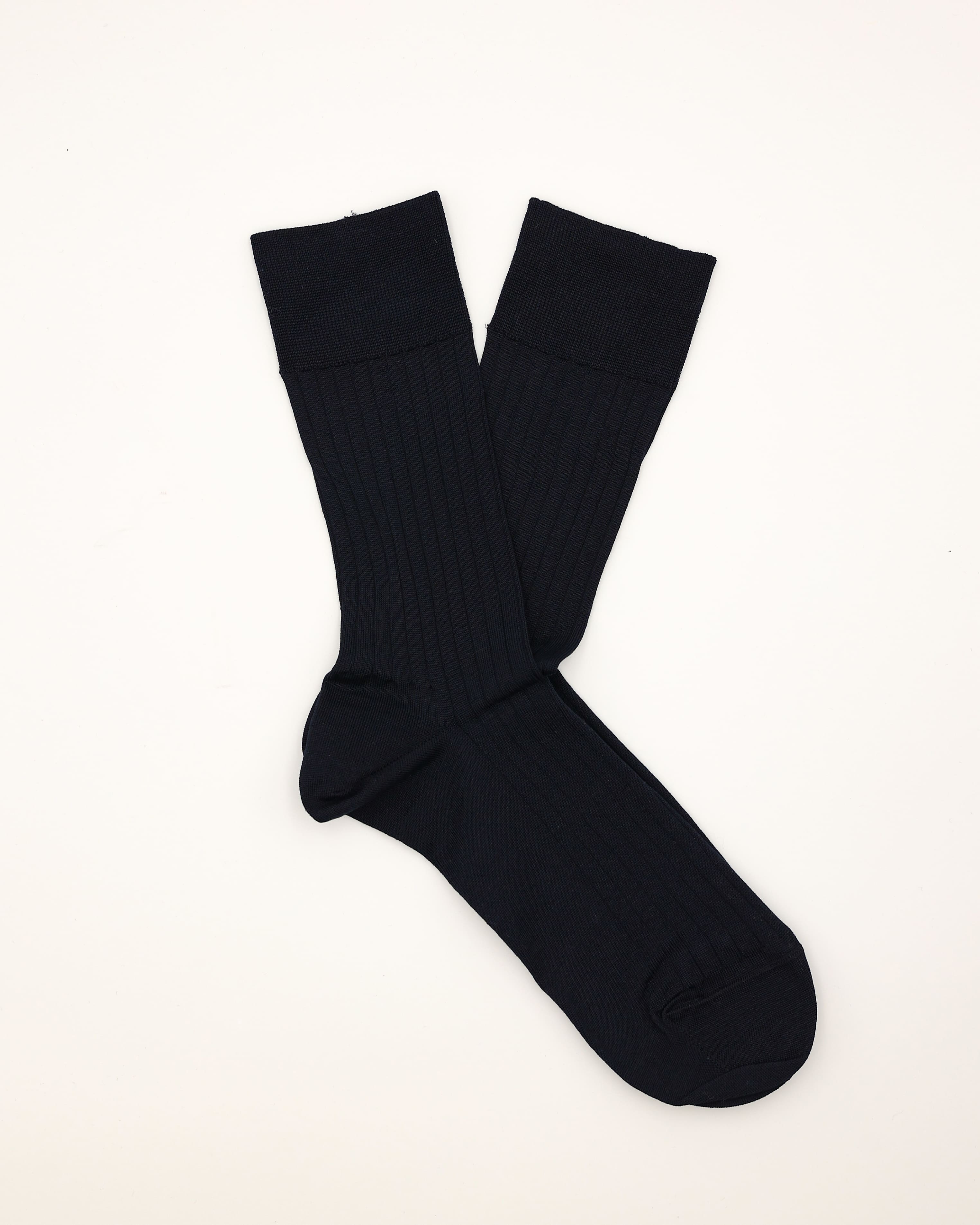 Socken in navy gerippt liegend