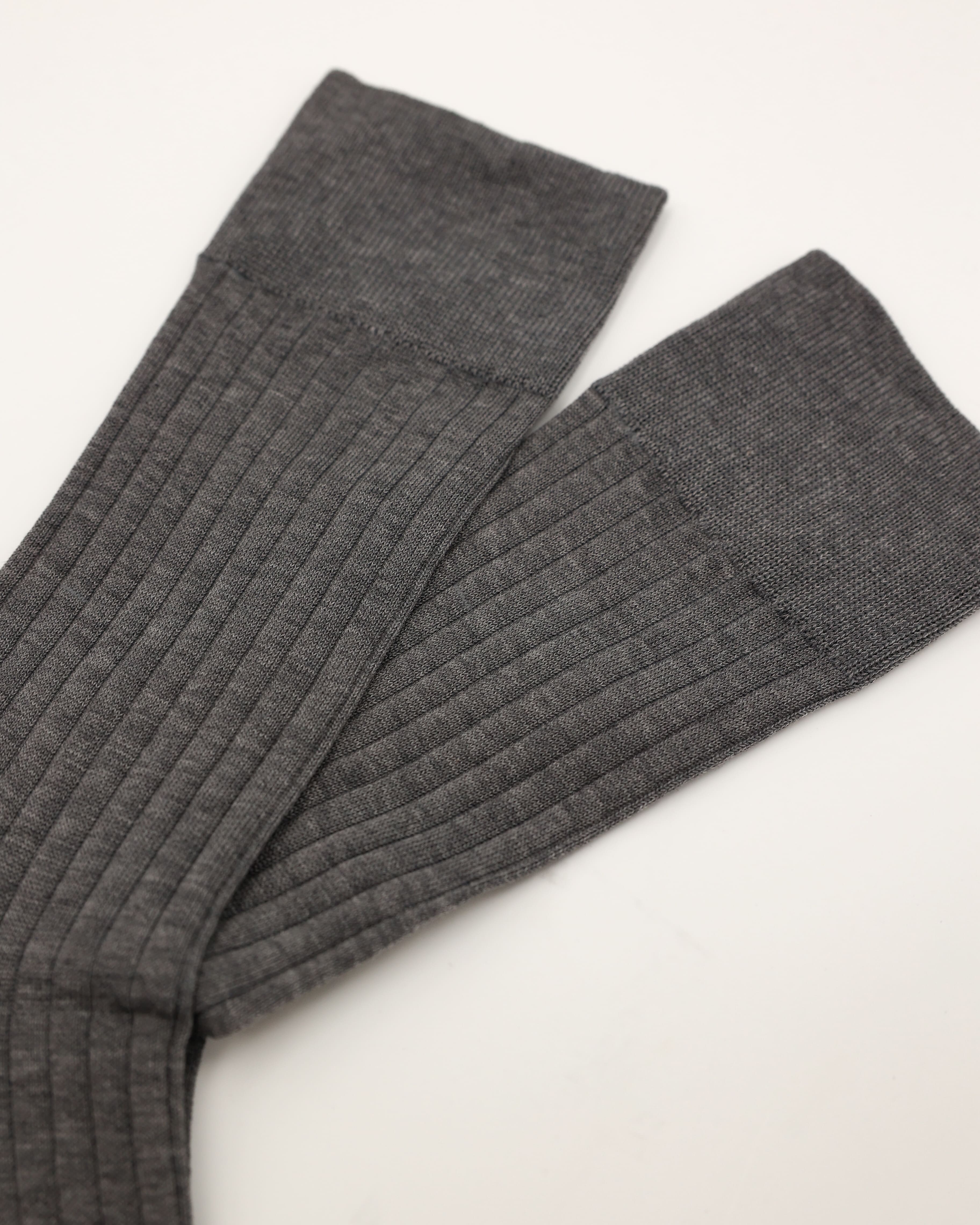 Socken in grau gerippt Nahaufnahme