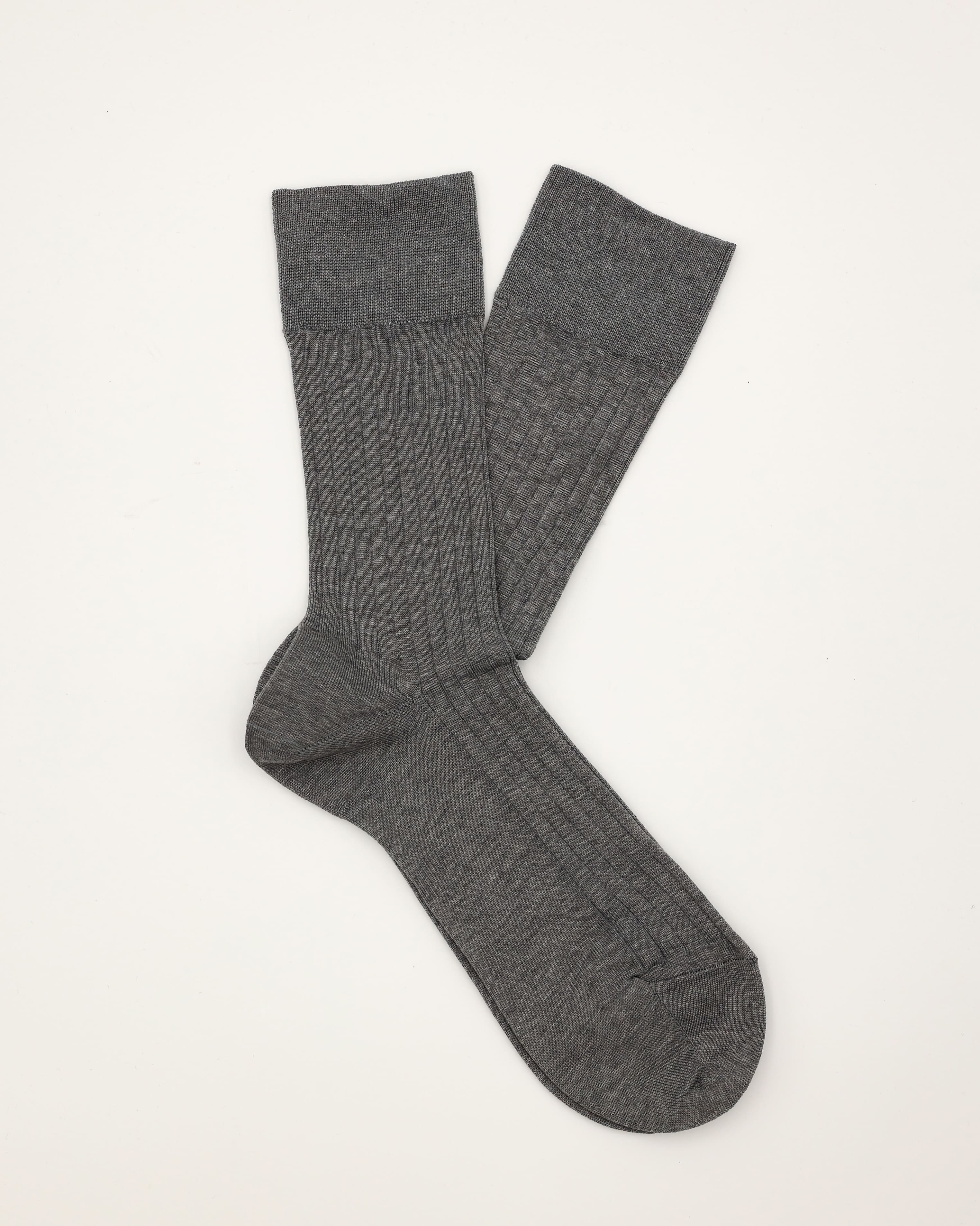 Socken in grau gerippt liegend
