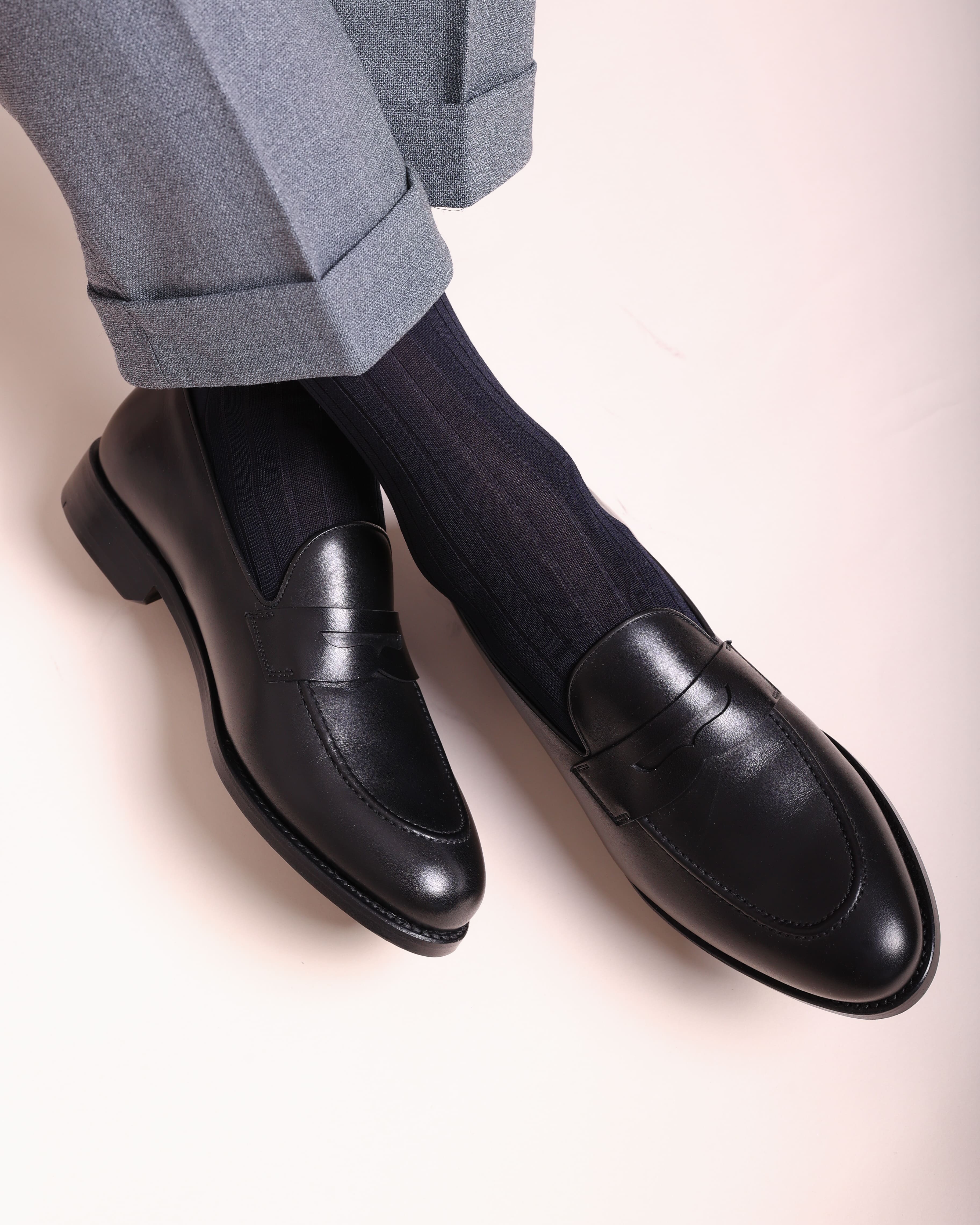 Socken in navy gerippt getragen