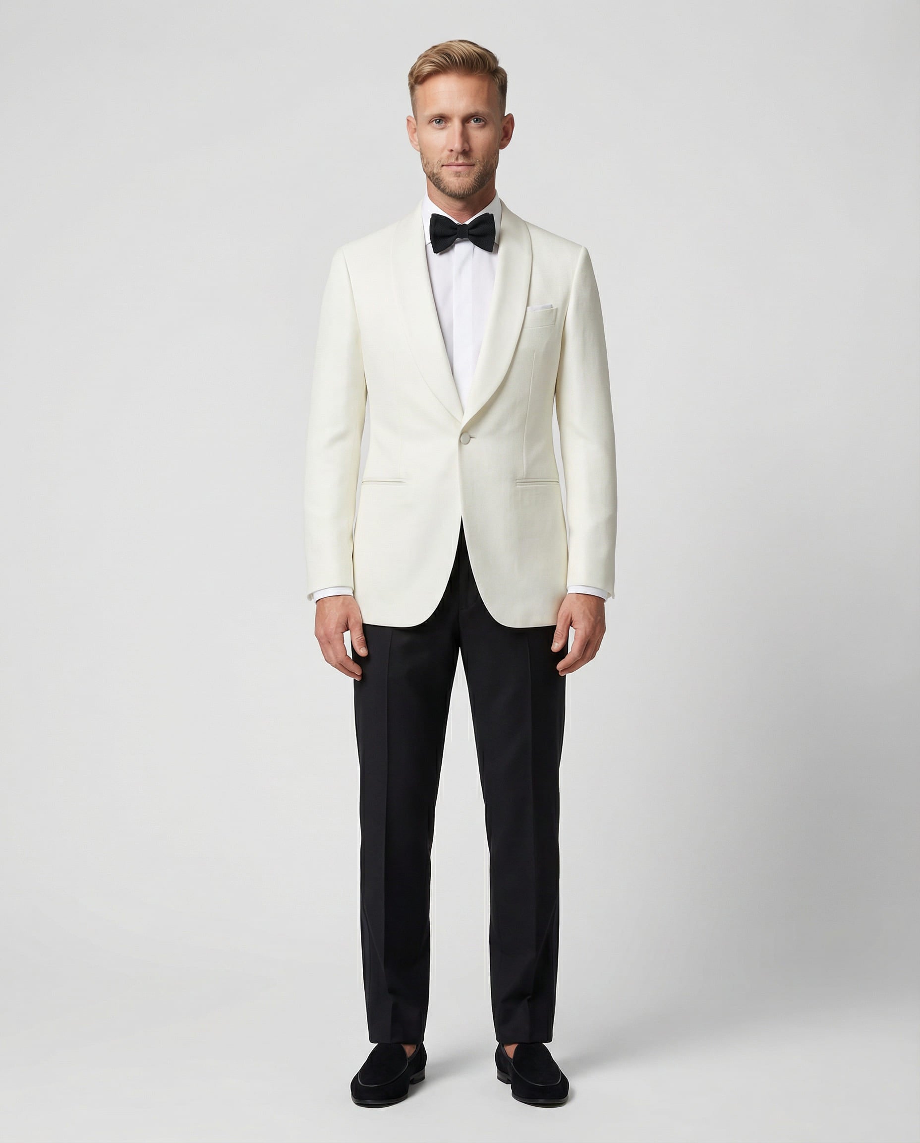 Mann im weißes Dinnerjacket mit schwarzer Hose von vorne abgebildet