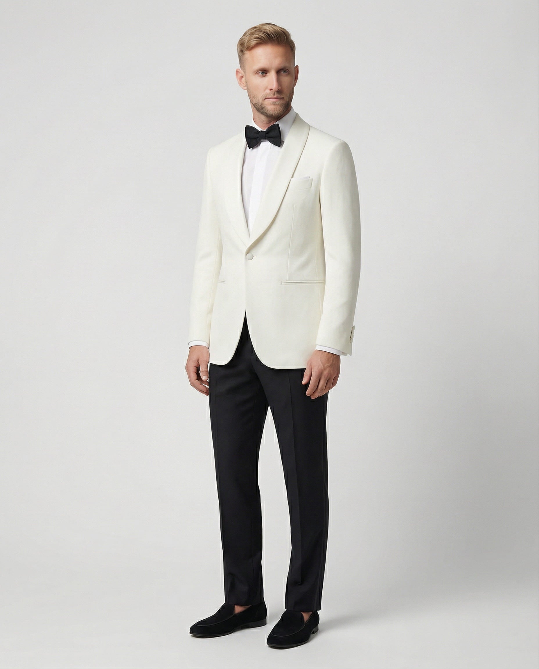 Mann im weißes Dinnerjacket mit schwarzer Hose seitlich gezeigt