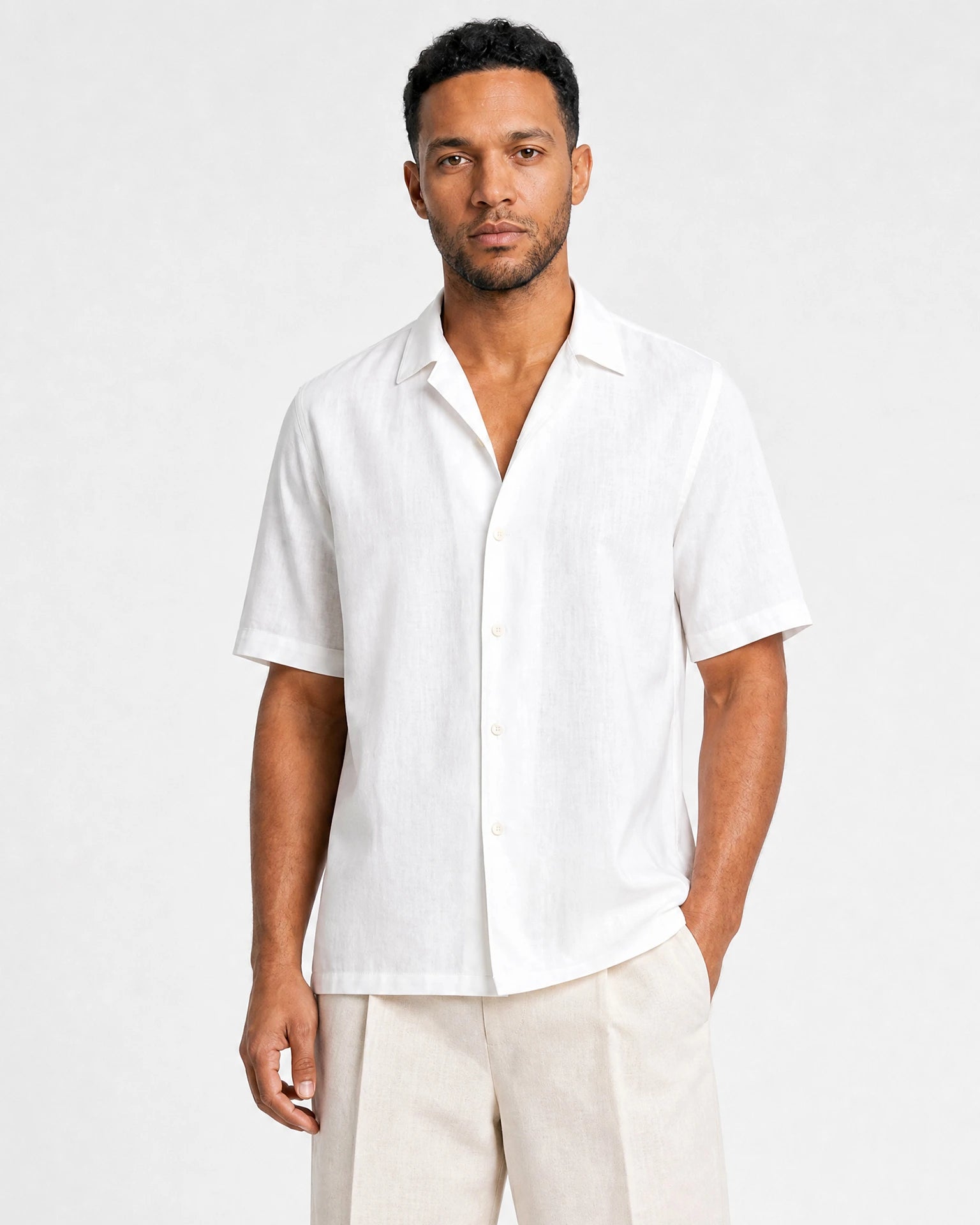 Weißes Leinen Kurzarmhemd Herren Oberkörper, Camp Collar offen, zu beiger Leinenhose, lässiger Sommer-Style