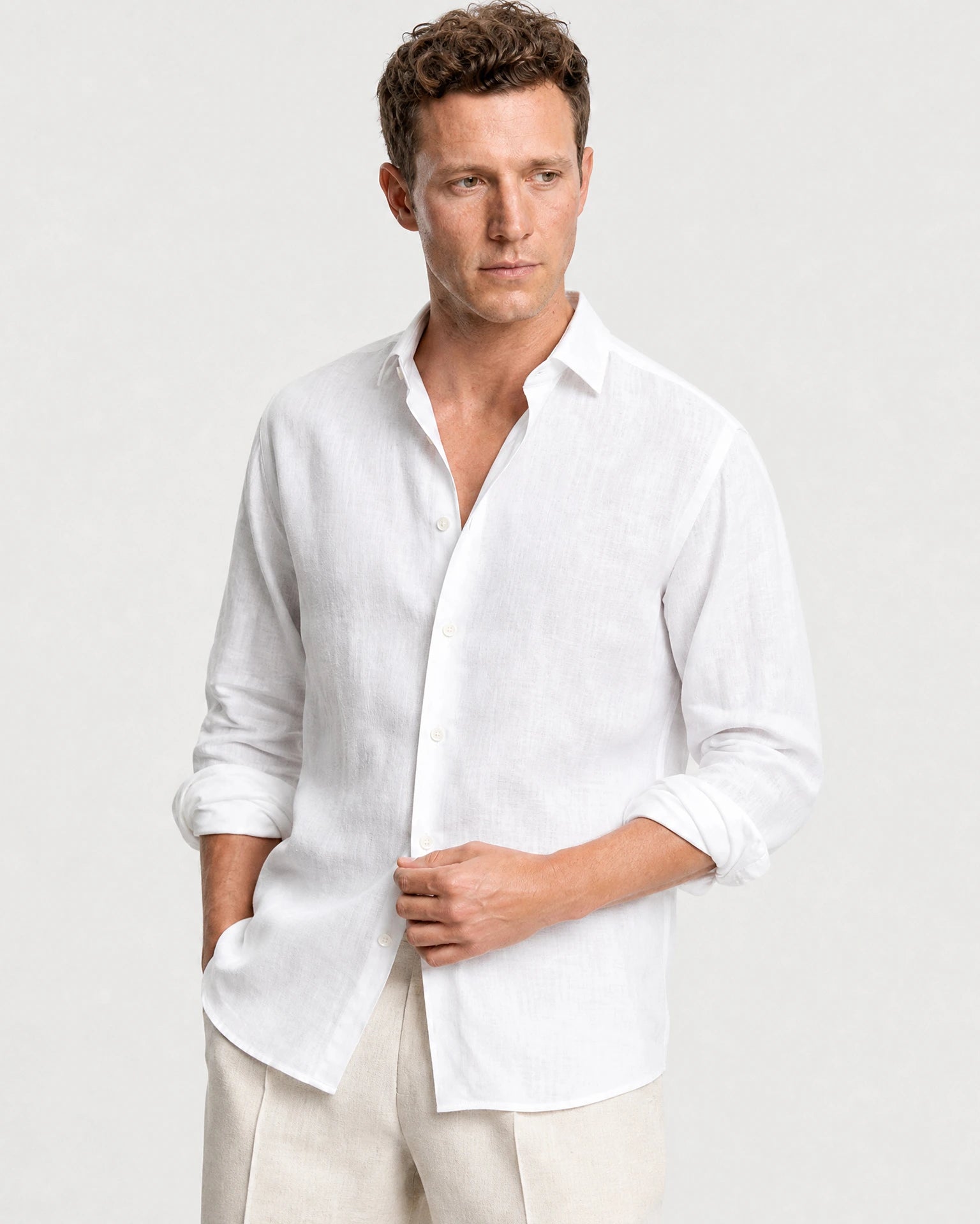 Leinen Langarmhemd Herren Oberkörper mit seitlichem Blick, Kragen offen, Ärmel hochgekrempelt, lässiger Sommerstil