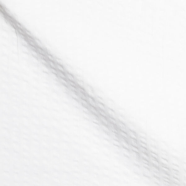 Detailaufnahme weißer Seersucker-Stoff, charakteristische gekreppte Waffle-Struktur, atmungsaktives Premium-Material für Seersucker Hemd Herren