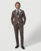 Mann im braunen Anzug mit cremefarbener Weste stehend von vorne fotografiert