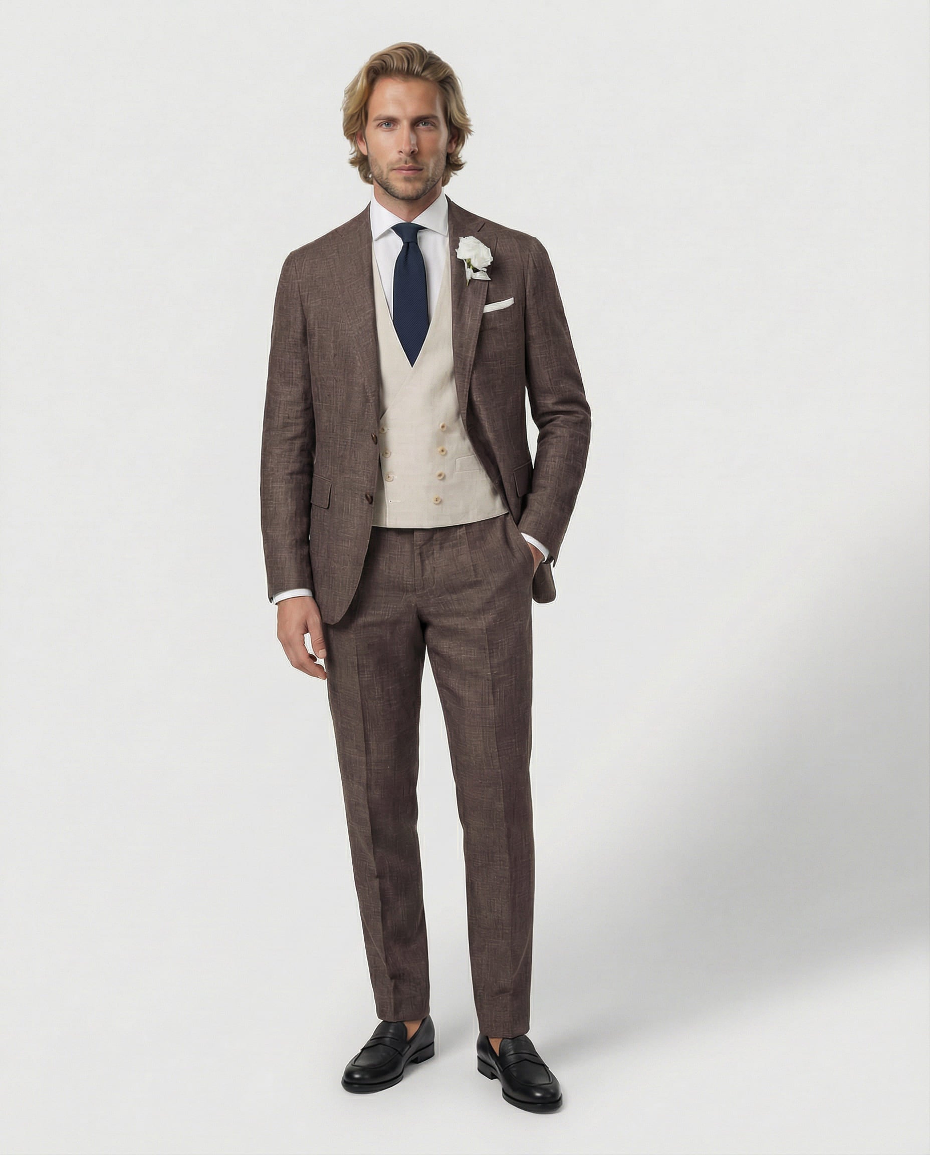 Mann im braunen Anzug mit cremefarbener Weste stehend und Hand in der Tasche