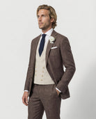 Mann im braunen Anzug mit cremefarbener Weste Nahaufnahme und Hand in der Tasche