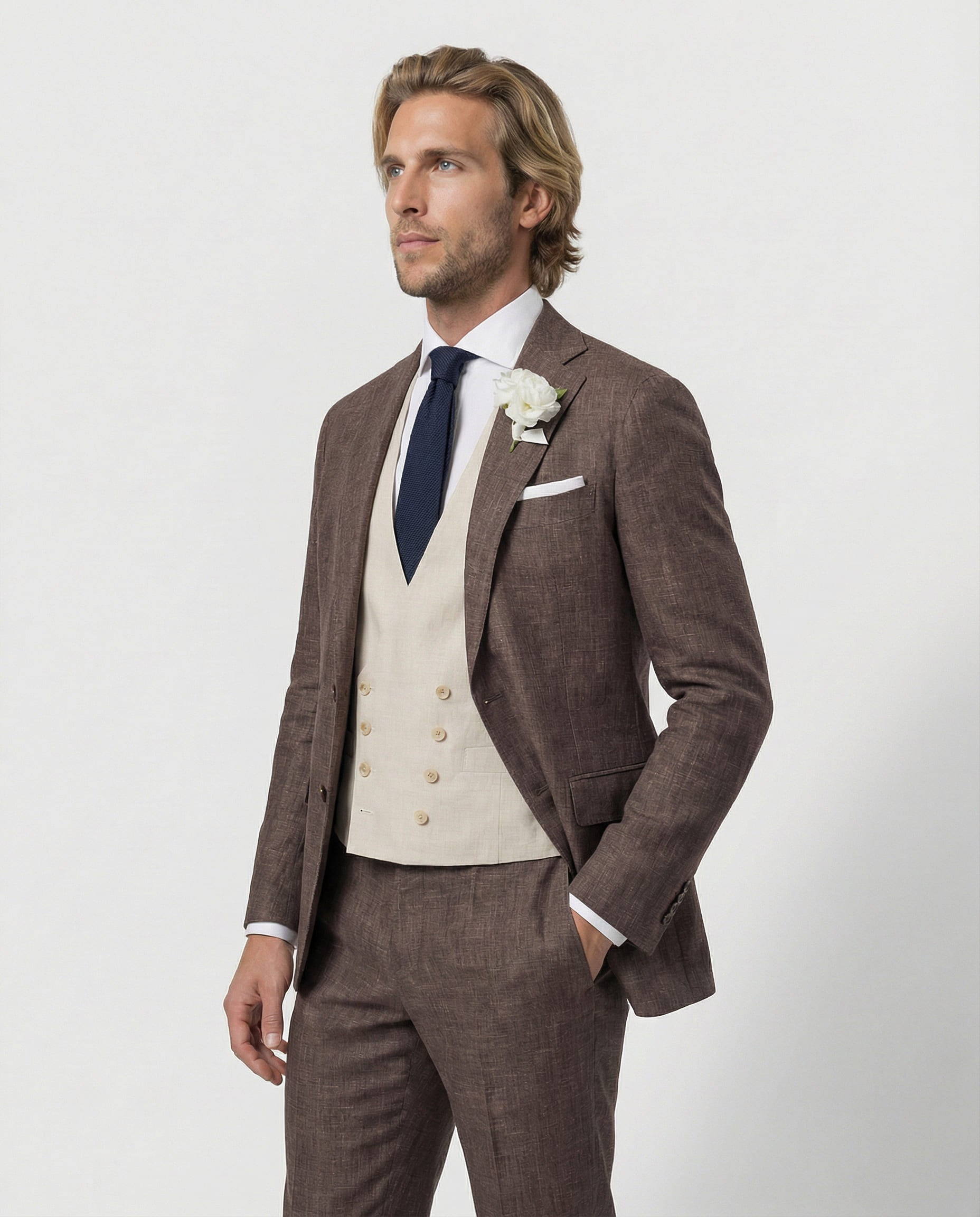 Mann im braunen Anzug mit cremefarbener Weste Nahaufnahme und Hand in der Tasche