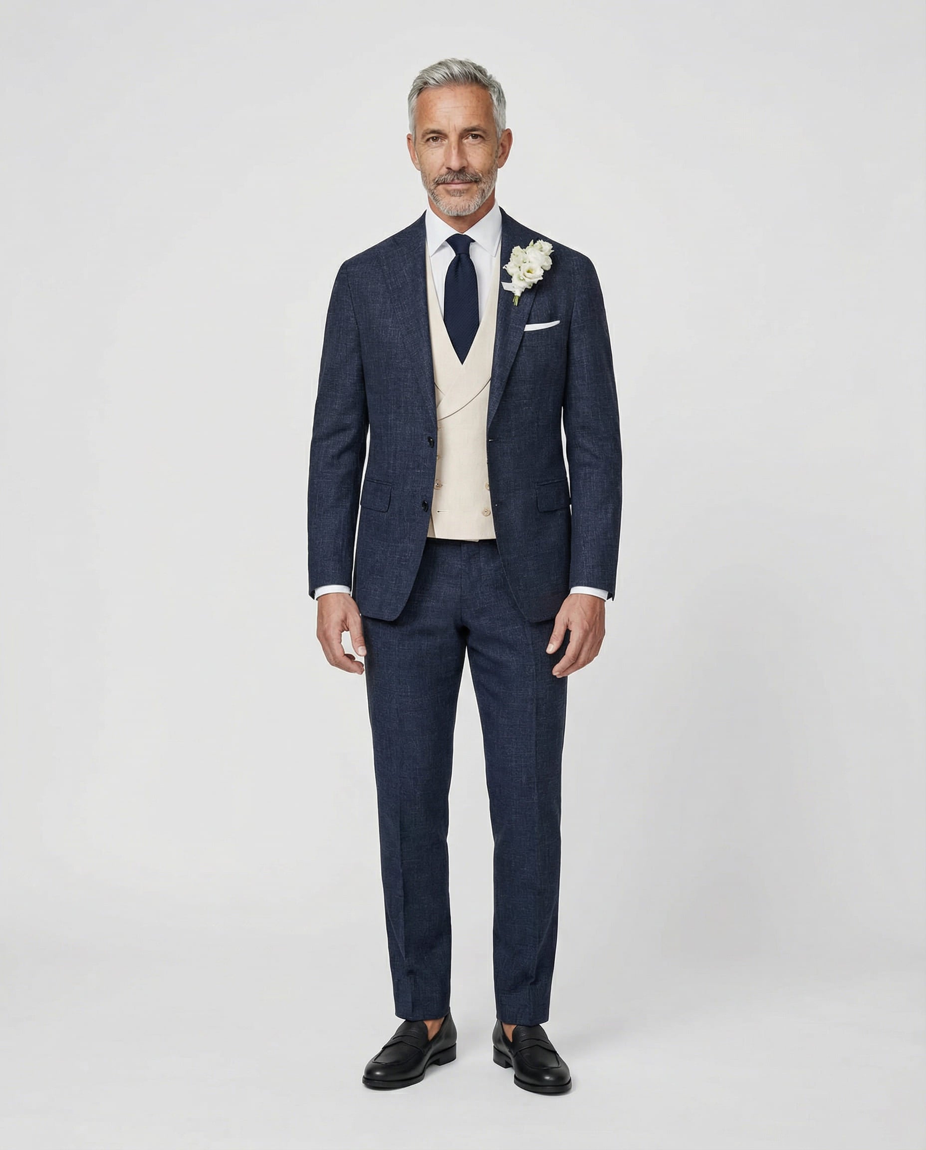 Mann im dunkelblauen Anzug mit beiger Weste von vorne fotografiert