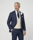 Mann im dunkelblauen Anzug mit beiger Weste Nahaufnahme mit Hand in der Tasche