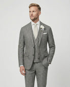 Mann im grauen Anzug mit Weste Nahaufnahme mit Hand in der Tasche