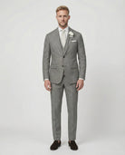 Mann im grauen Anzug mit Weste von vorne fotografiert