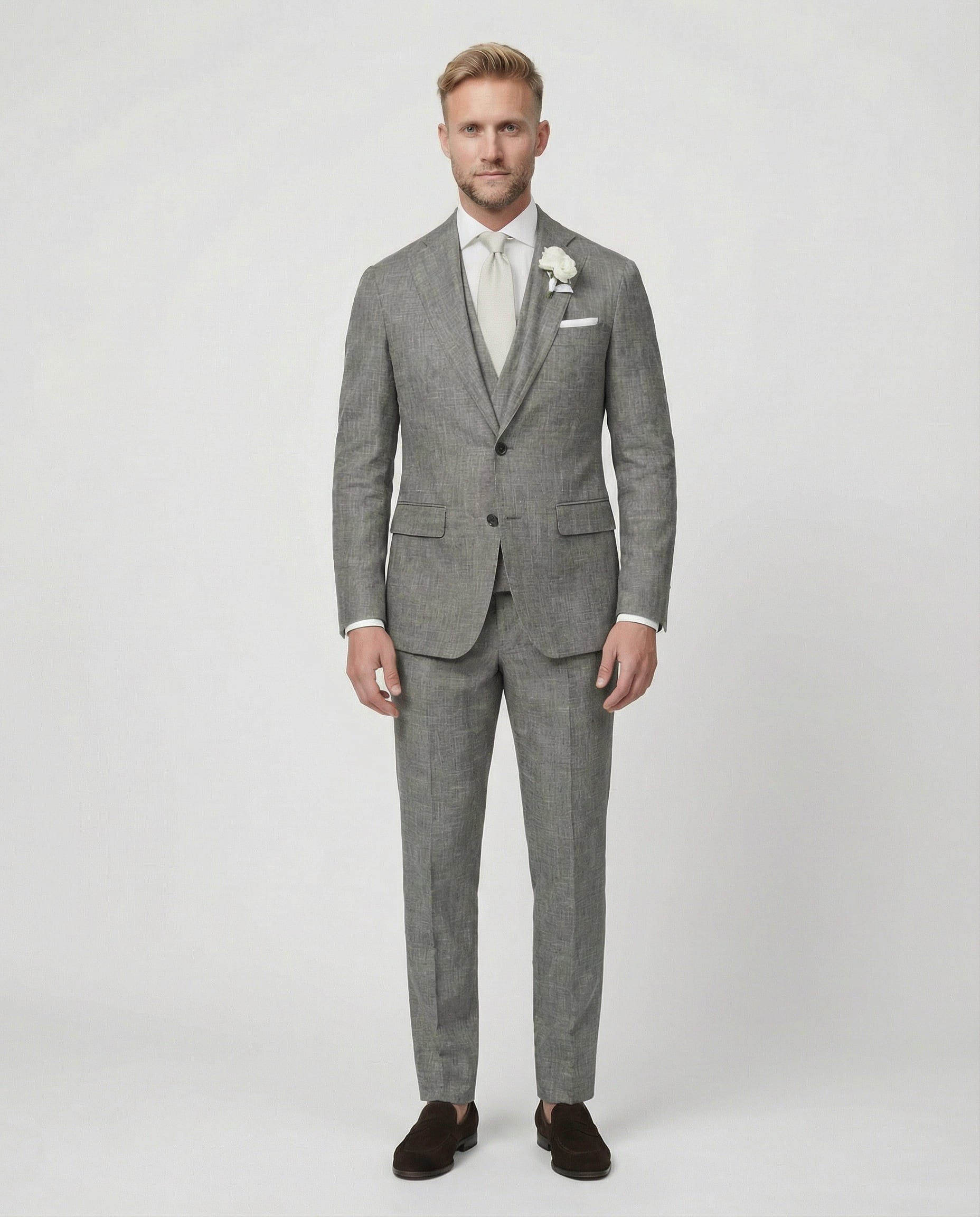 Mann im grauen Anzug mit Weste von vorne fotografiert