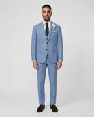 Mann im hellblauen Anzug mit Weste stehend von vorne fotografiert