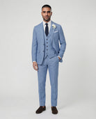 Mann im hellblauen Anzug mit Weste und stehend und Hand in der Tasche