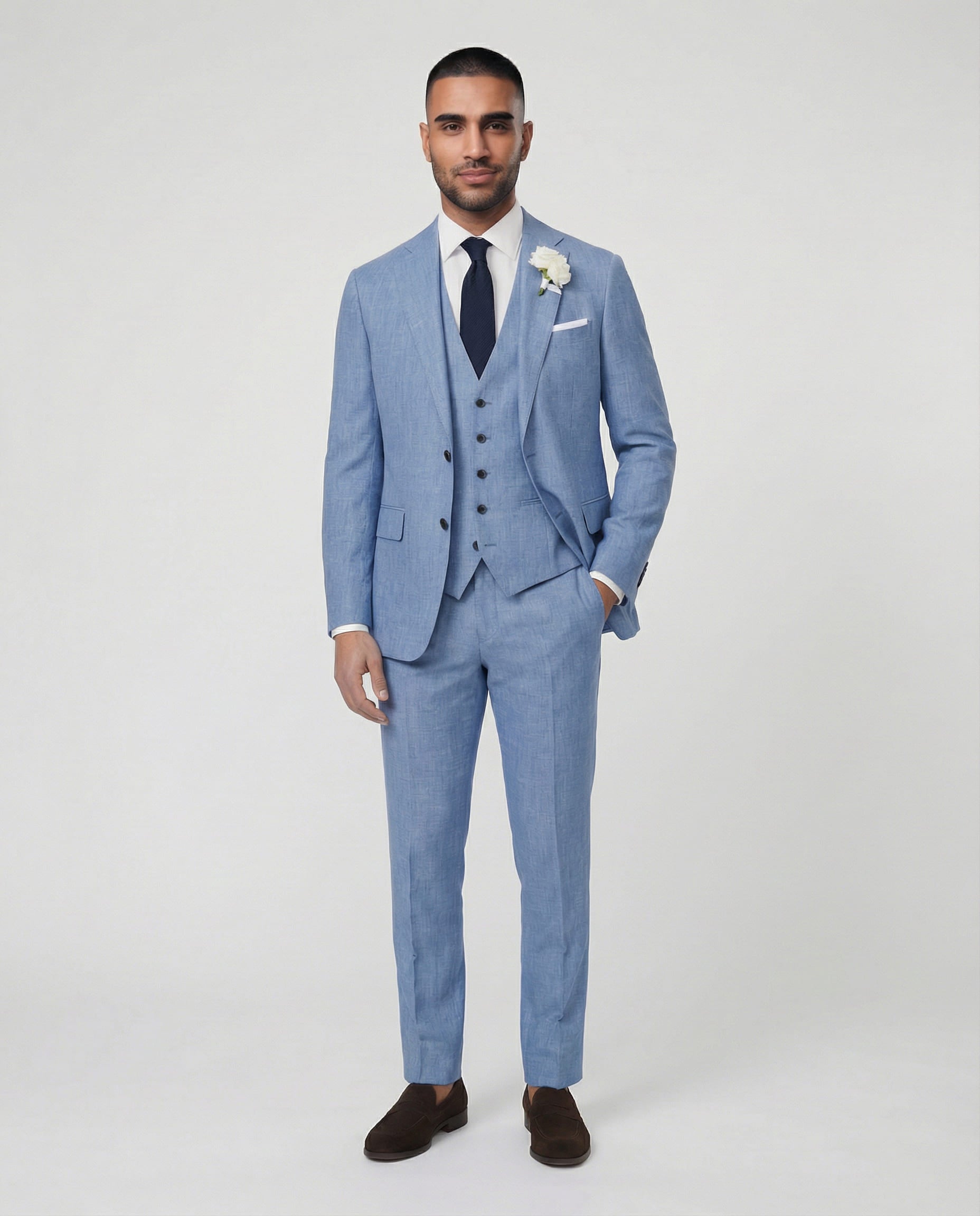 Mann im hellblauen Anzug mit Weste und stehend und Hand in der Tasche