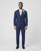 Mann im mittelblauen Anzug mit Weste von vorne fotografiert