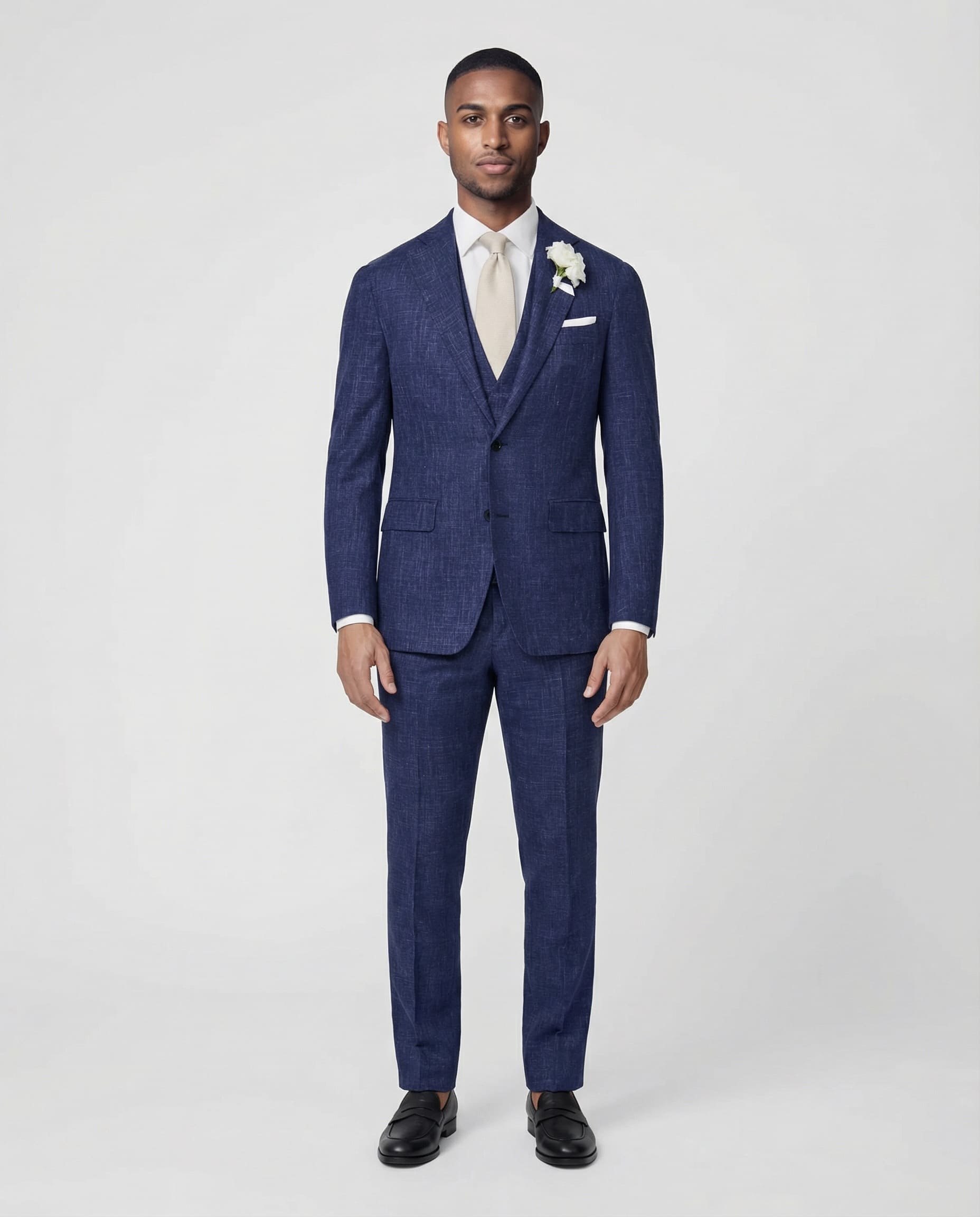 Mann im mittelblauen Anzug mit Weste von vorne fotografiert