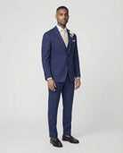 Mann im mittelblauen Anzug mit Weste seitliche fotografiert