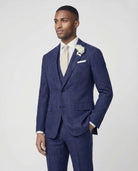 Mann im mittelblauen Anzug mit Weste Nahaufnahme mit Hand in der Tasche