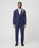 Mann im mittelblauen Anzug mit Weste mit offenem Sakko