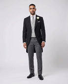 Mann im anthraziten Cutaway mit hellgrauer Weste und Stresemann Hose von vorne gezeigt mit offenem Sakko