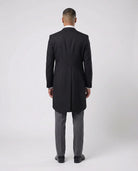 Mann im anthraziten Cutaway mit hellgrauer Weste und Stresemann Hose von hinten gezeigt