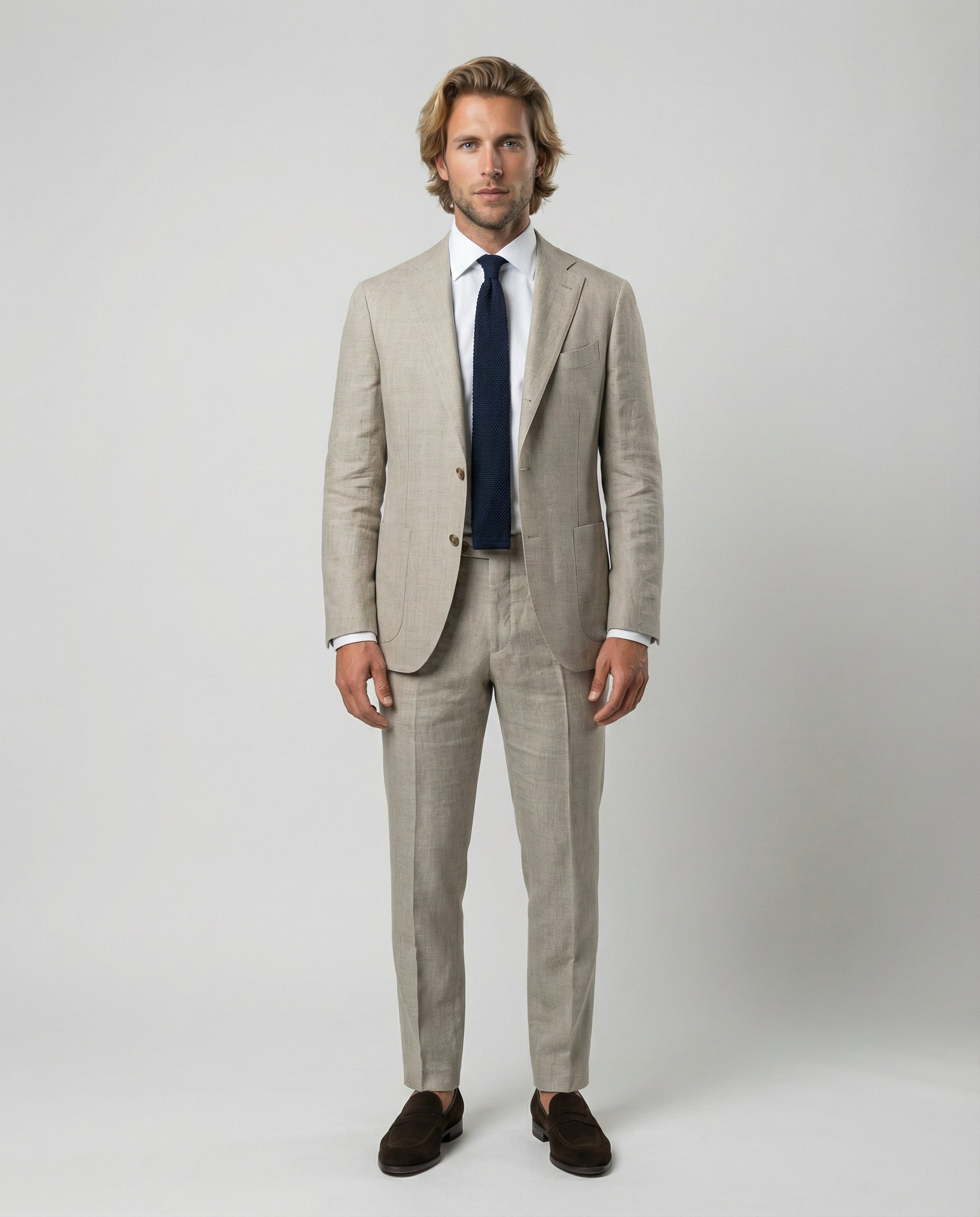 Mann im beigen Anzug mit offenem Sakko von vorne fotografiert