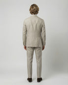 Mann im beigen Anzug von hinten fotografiert