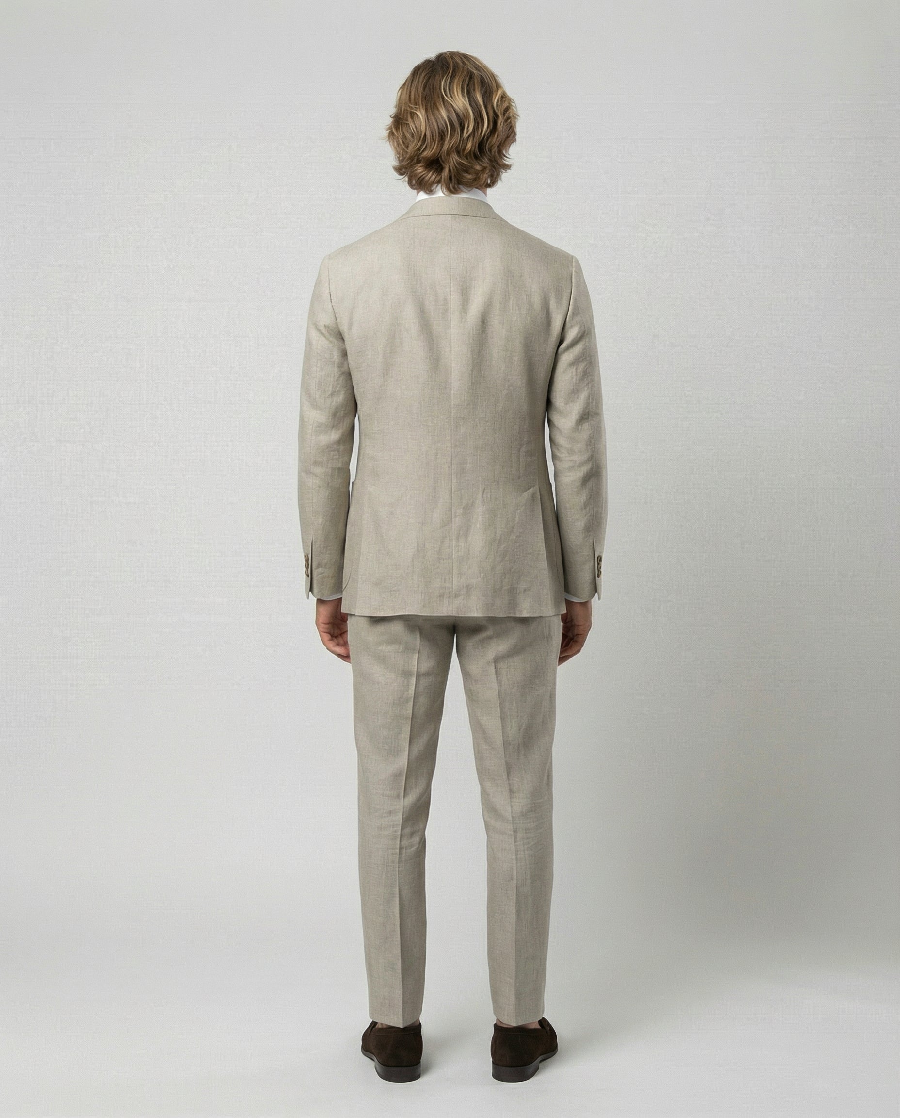 Mann im beigen Anzug von hinten fotografiert