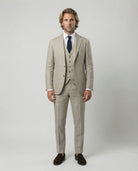 Mann im beigen Anzug mit Weste von vorne fotografiert