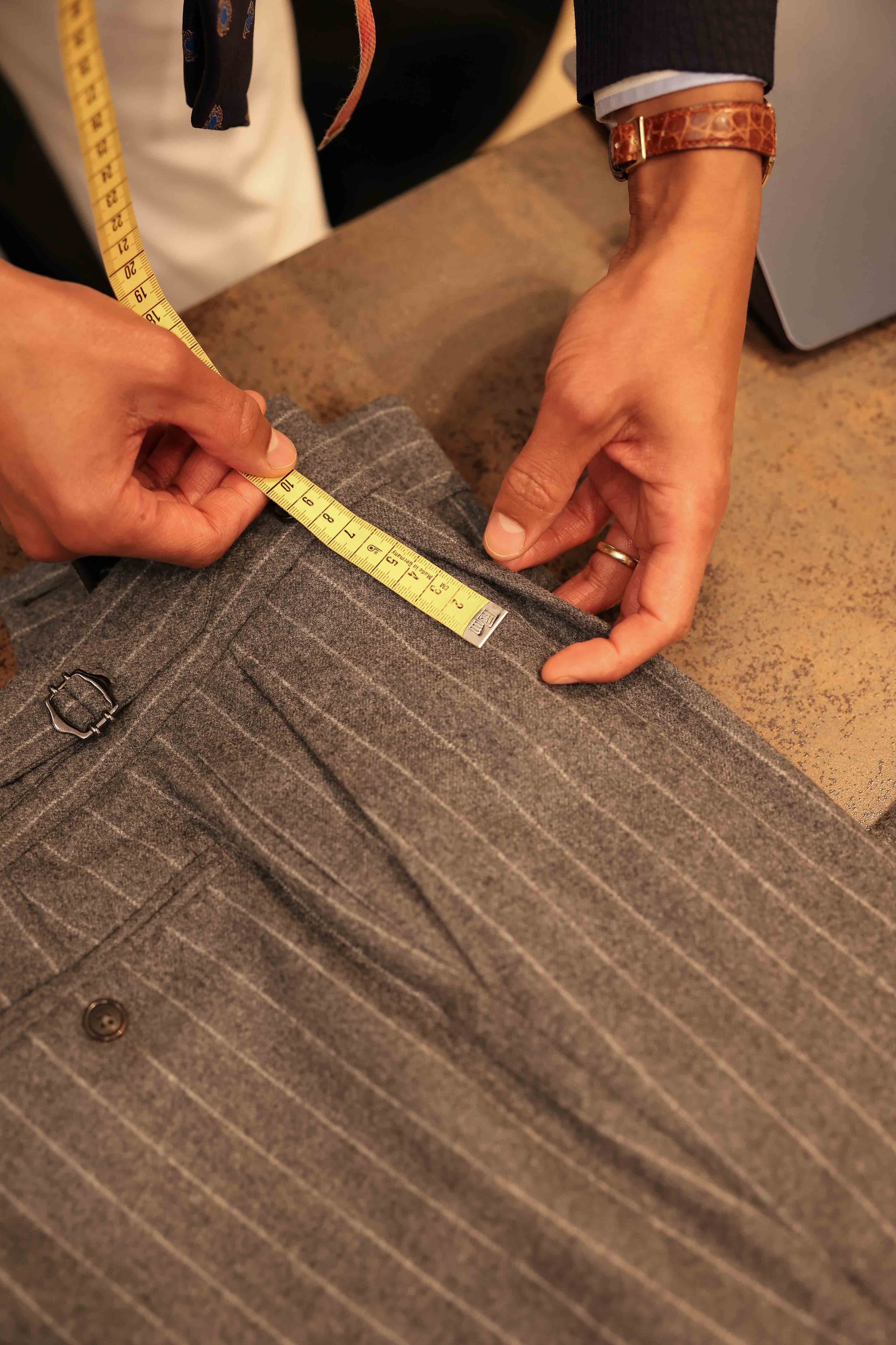 Auswahl der Designoptionen wie eine Bundfalte bei der Masshose