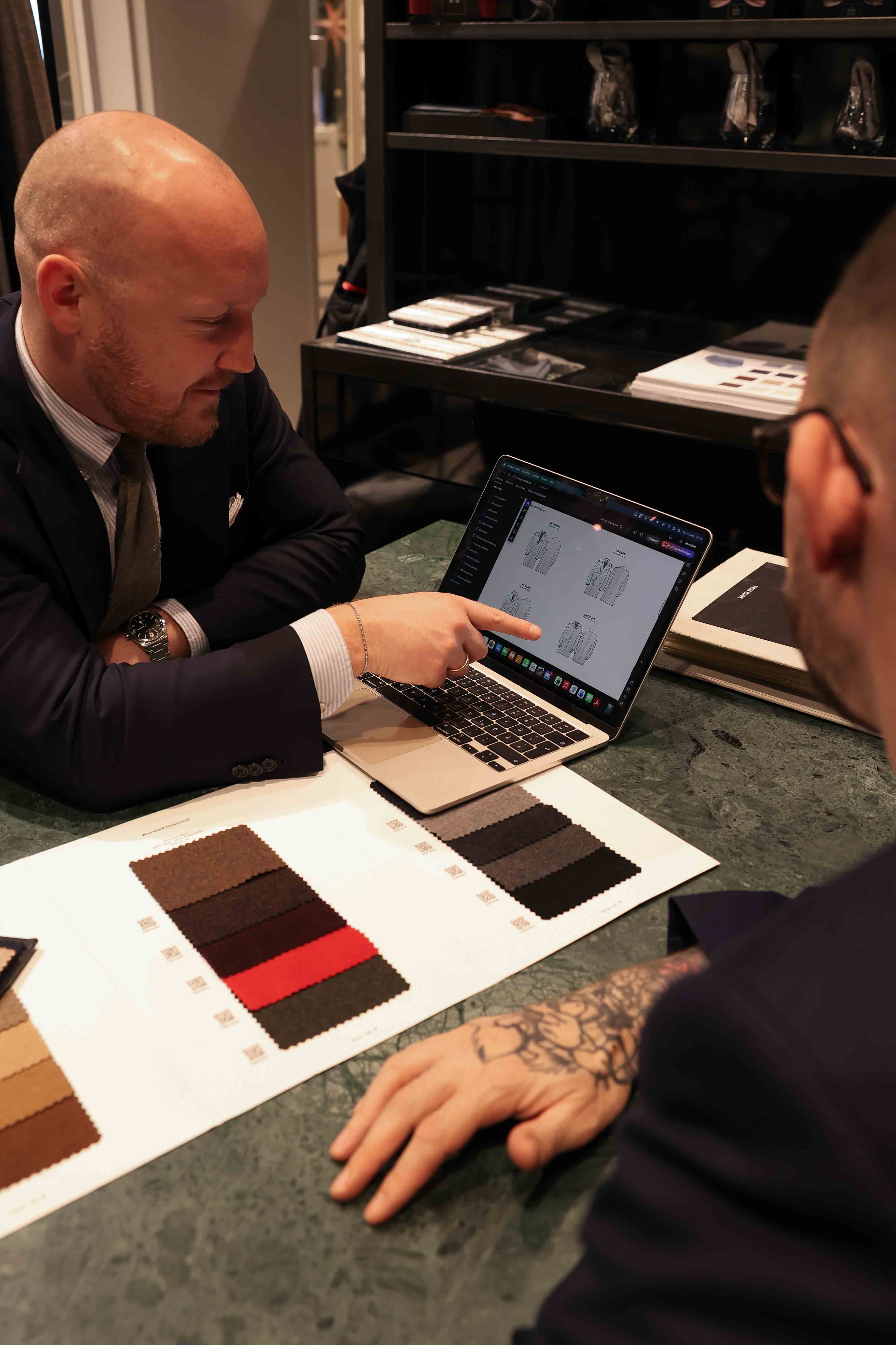 Beratung mit Kunden hinsichtlich des Stils vom Mantel