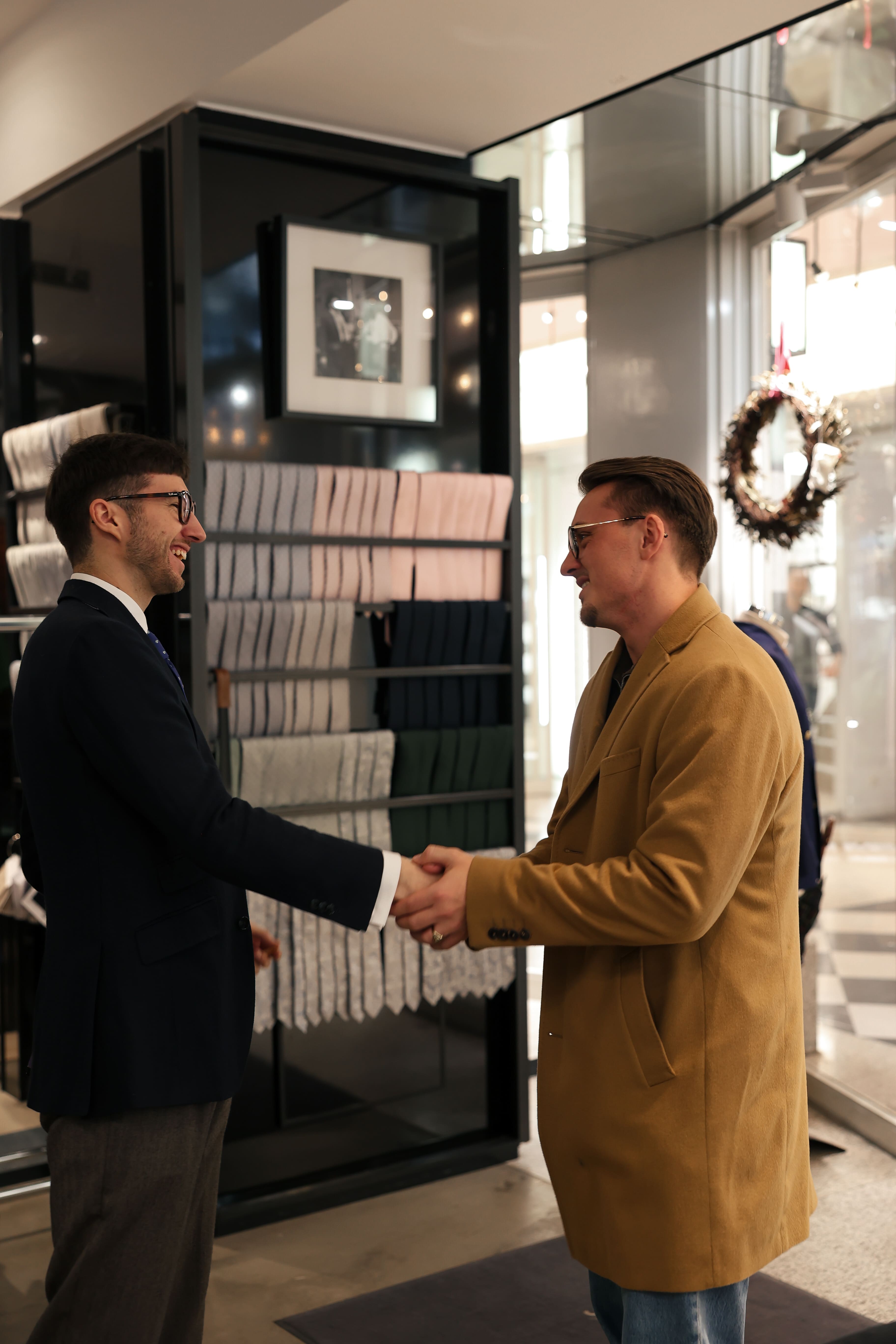 Kunde wird bei Rooks & Rocks begrüßt