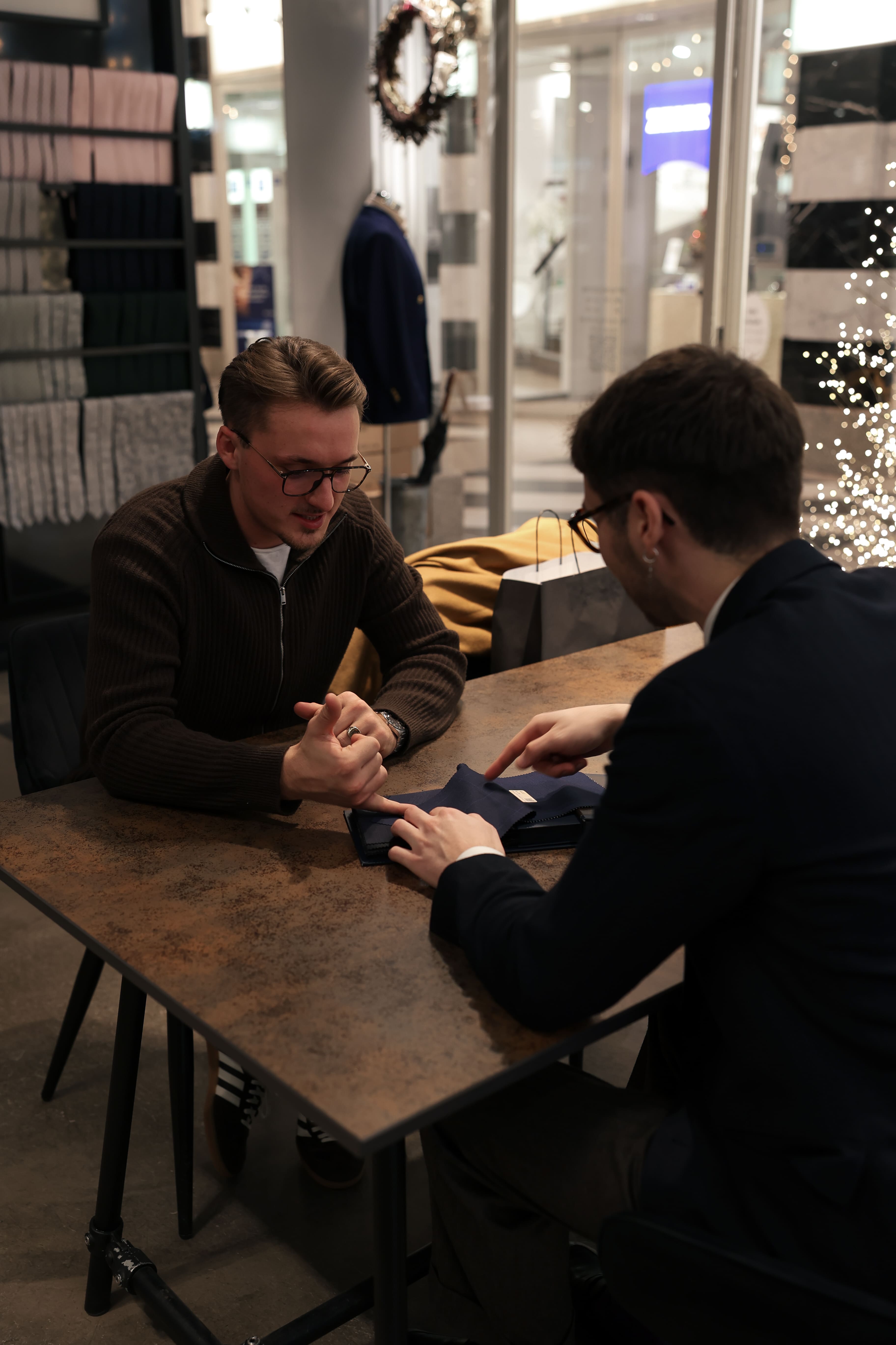 Kunde wird hinsichtlich eines Sakkos beraten