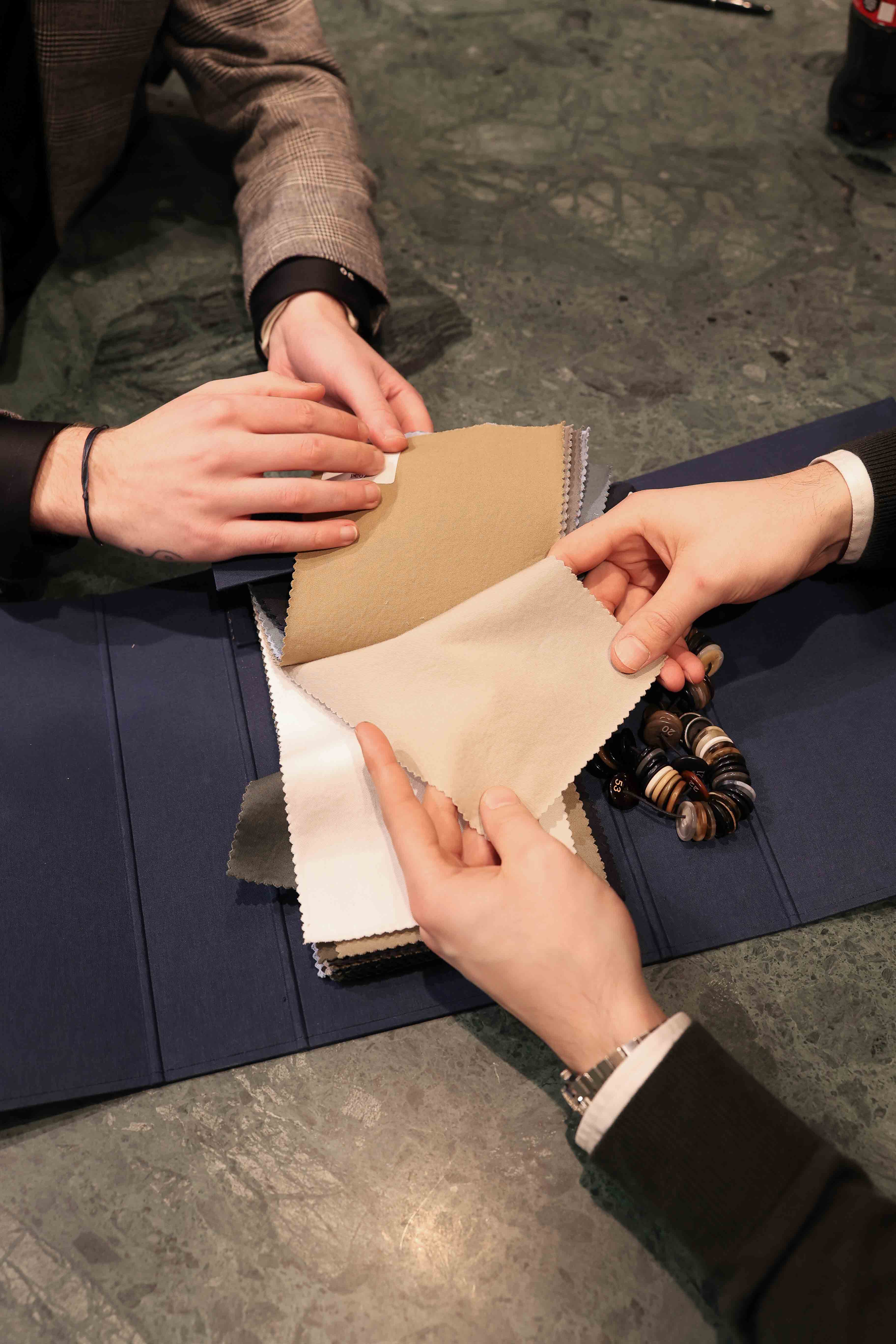 Auswahl der Stoffe für eine Chino von Rooks & Rocks