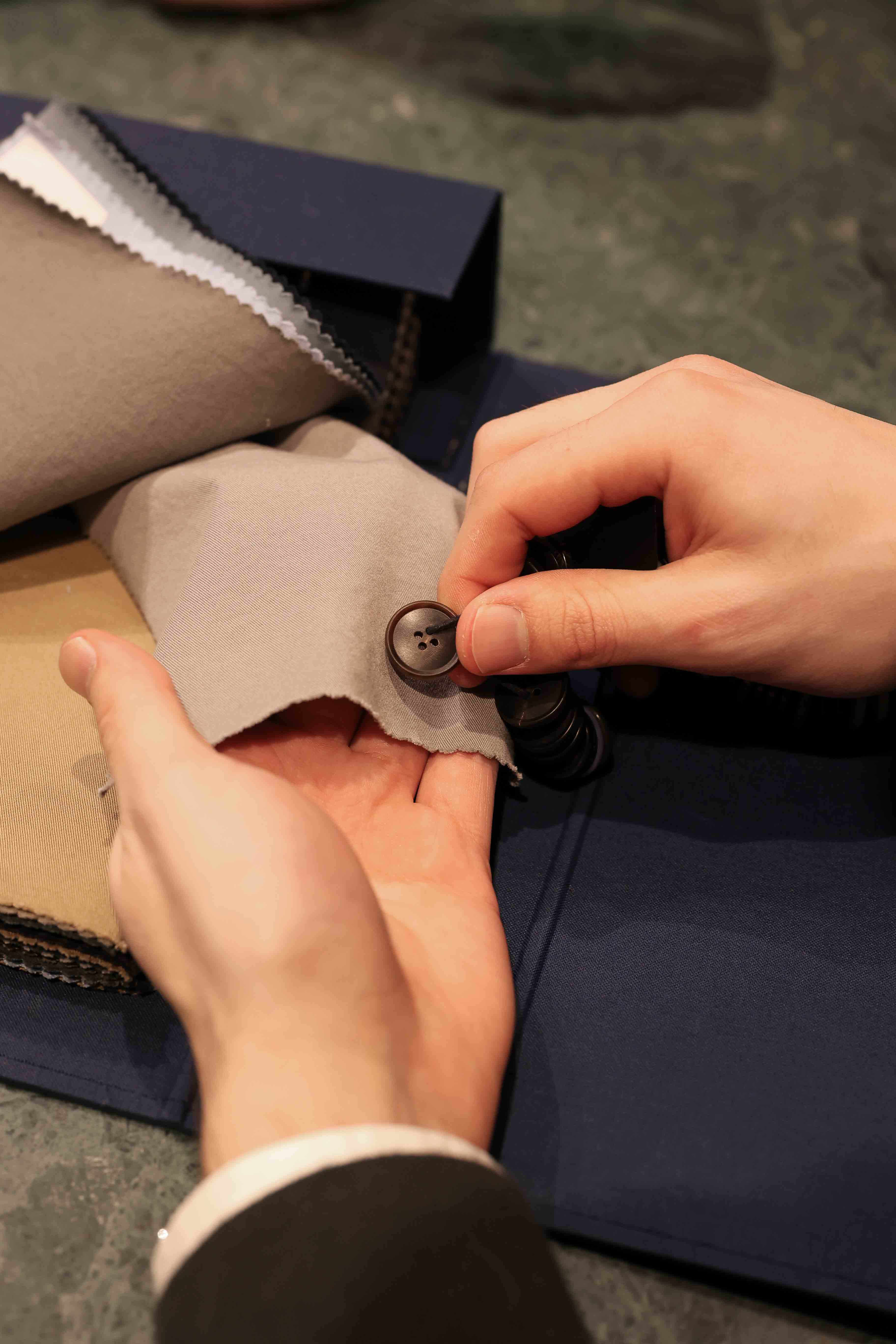 Knopfauswahl passend zur Farbe der Chino