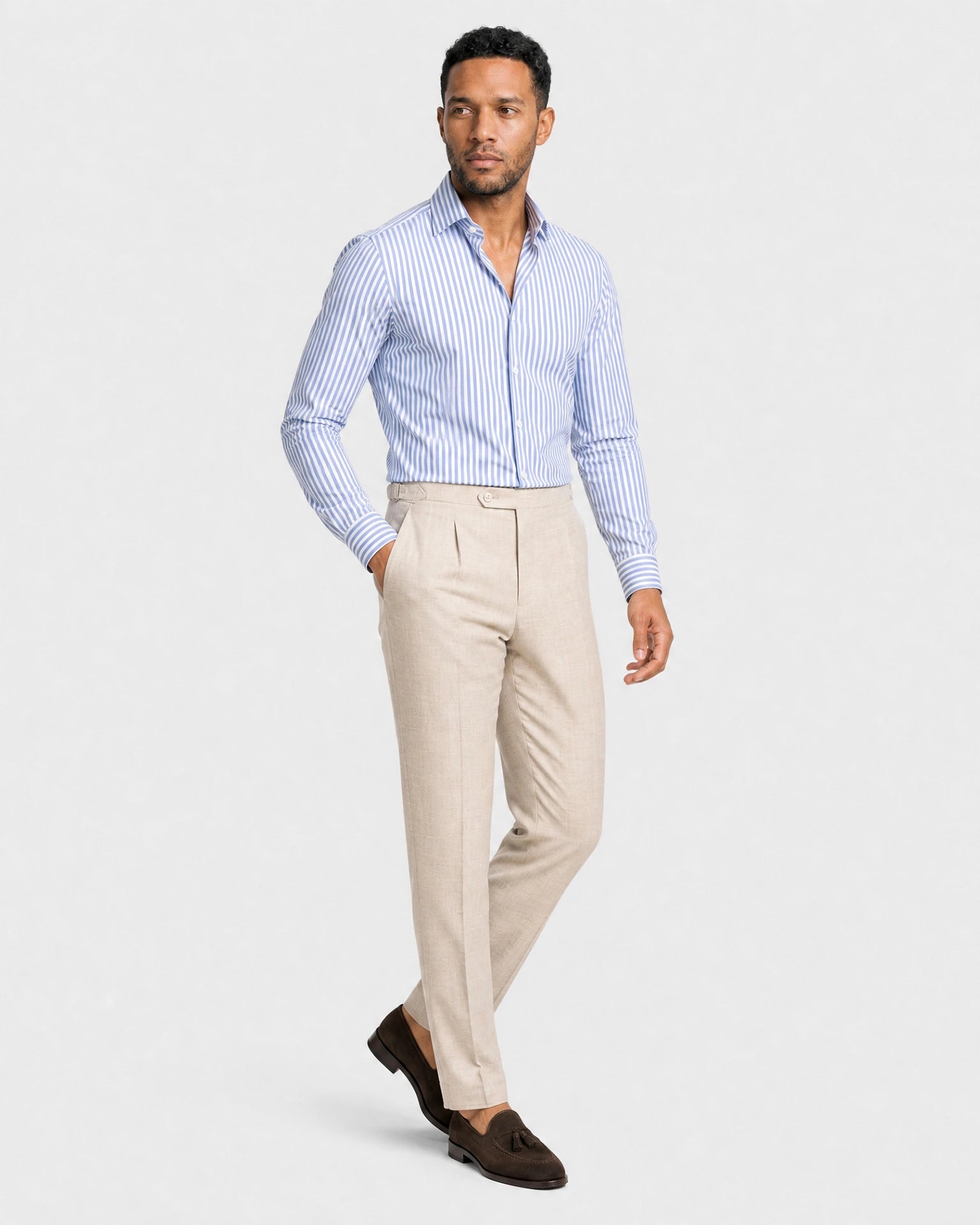 blau-weiß gestreiftes Maßhemd Herren Dreiviertelansicht in Bewegung, beige Bundfaltenhose, braune Tassel-Loafer