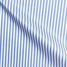 Detailaufnahme kräftig blau-weiß gestreifter Hemdstoff, feine Twill-Struktur, Premium-Baumwolle für gestreiftes Maßhemd Herren