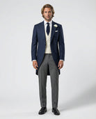 Mann im blauen Cutaway mit beiger Weste und Stresemann Hose von vorne abgebildet